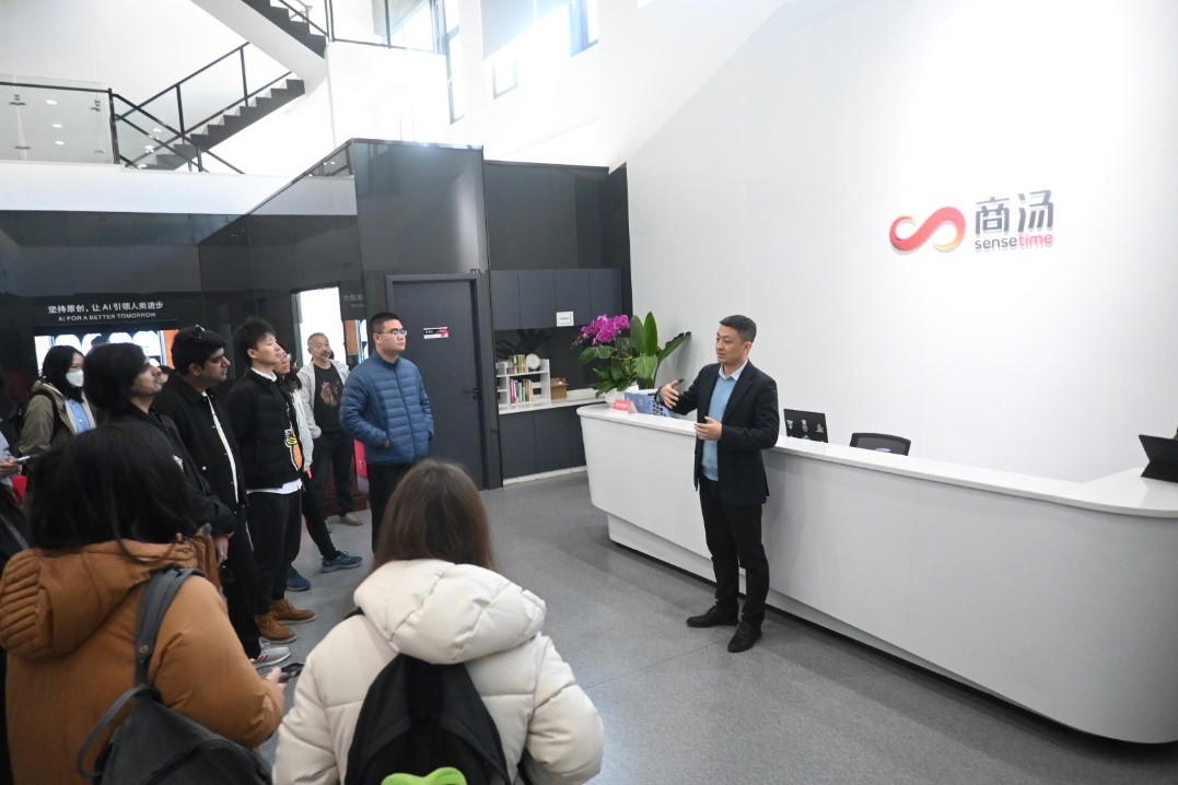 20231117-发现中国智慧,洞察中国发展——2023年w88优德中文版官网“洞察中国”全球胜任力社会实践纪实-“洞察中国”陕西实践支队-“洞察中国”陕西实践支队在西安商汤智能科技有限公司参观.jpg