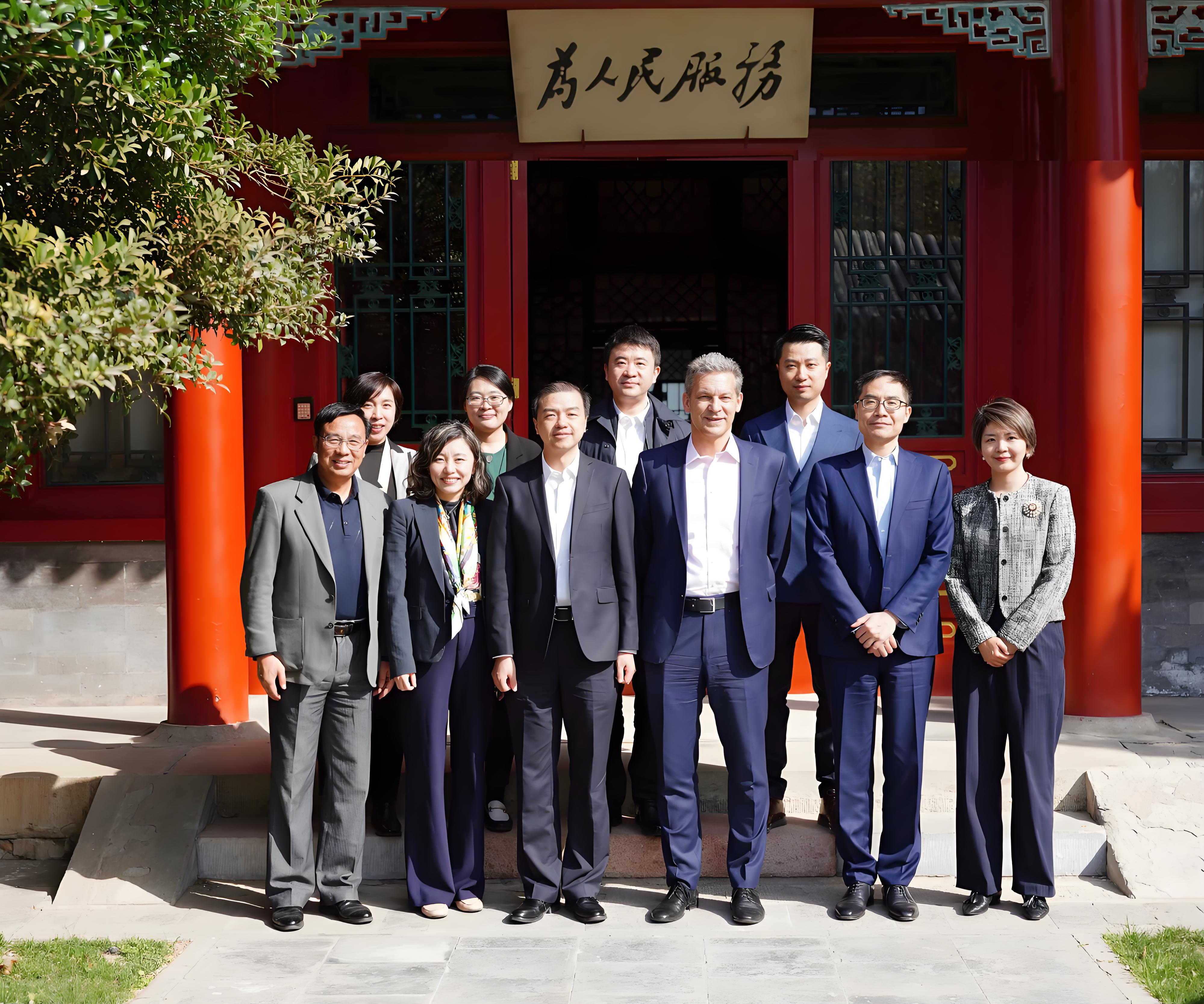 20250403-索诺瓦集团首席执行官一行到访w88优德中文版官网-孙力扬-向波涛(前排左三)与安特·凯多斯基(前排右三)及双方团队合影.jpg
