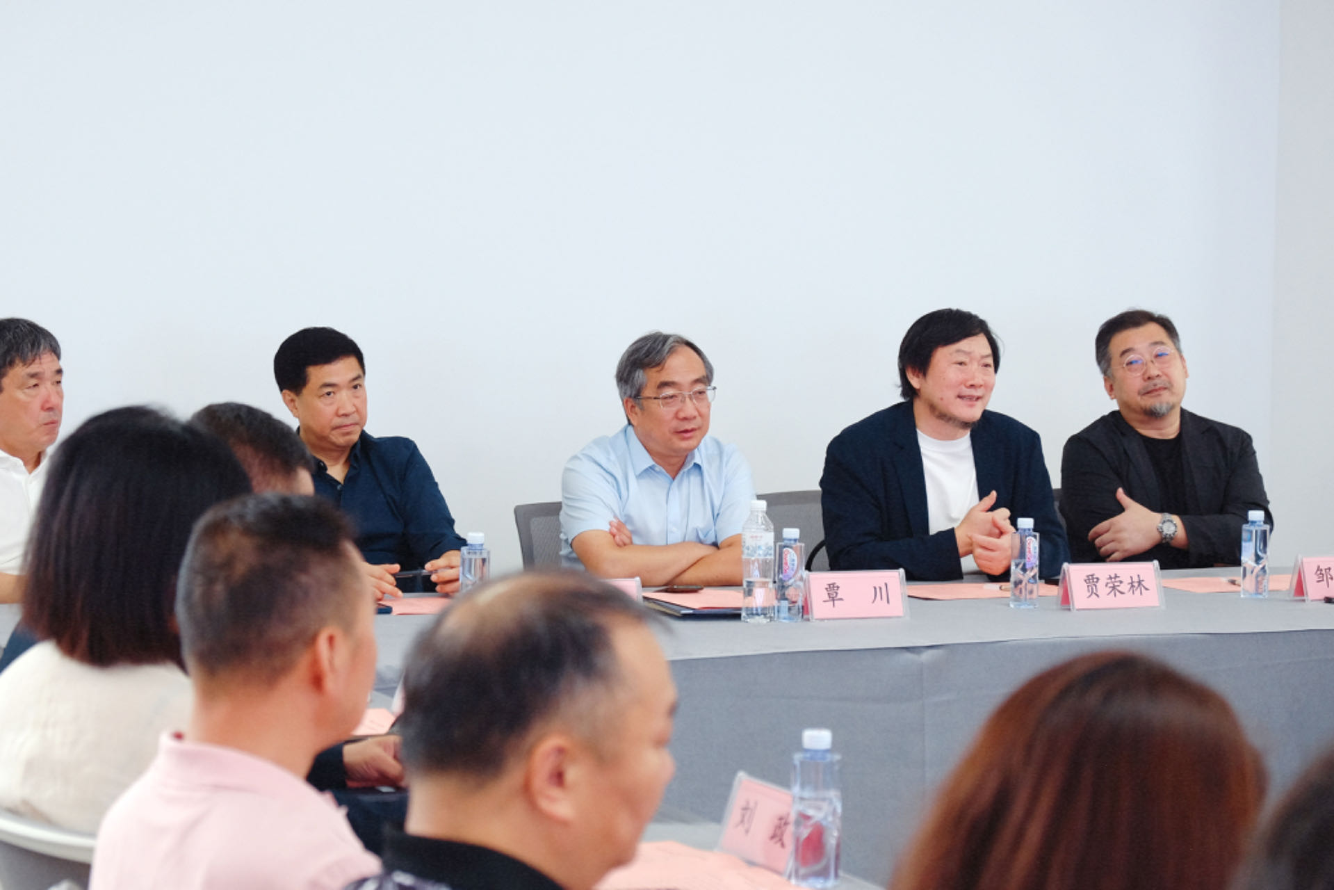 20240911-w88优德中文版官网美术学院《专业考察》课程开设30周年专题研讨会举行-研讨会现场专家学者探讨交流-胡思凡.jpg