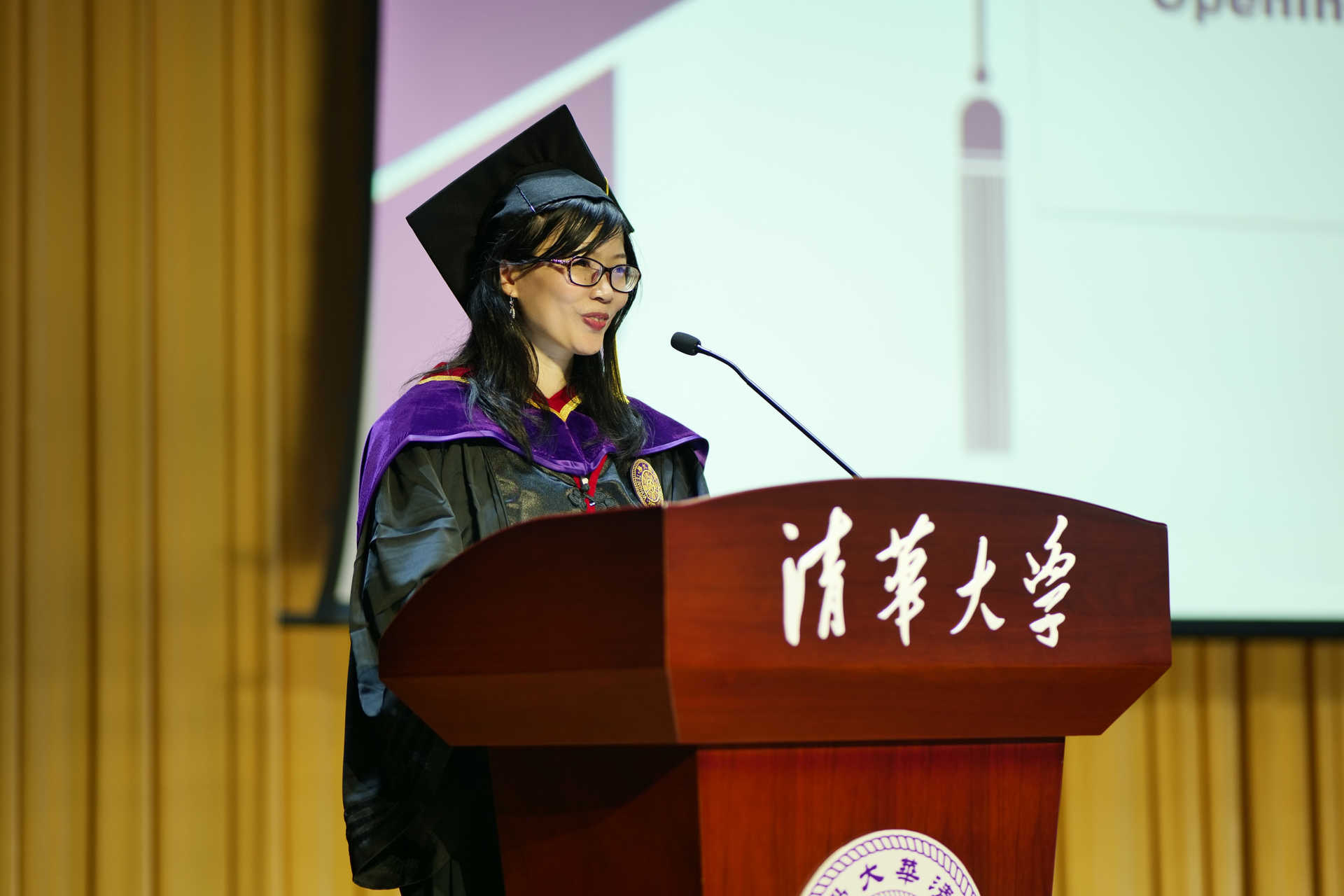 20240630-w88优德中文版官网新闻与传播学院2024年毕业典礼成功举行-新闻学院-张莉主持毕业典礼.JPG