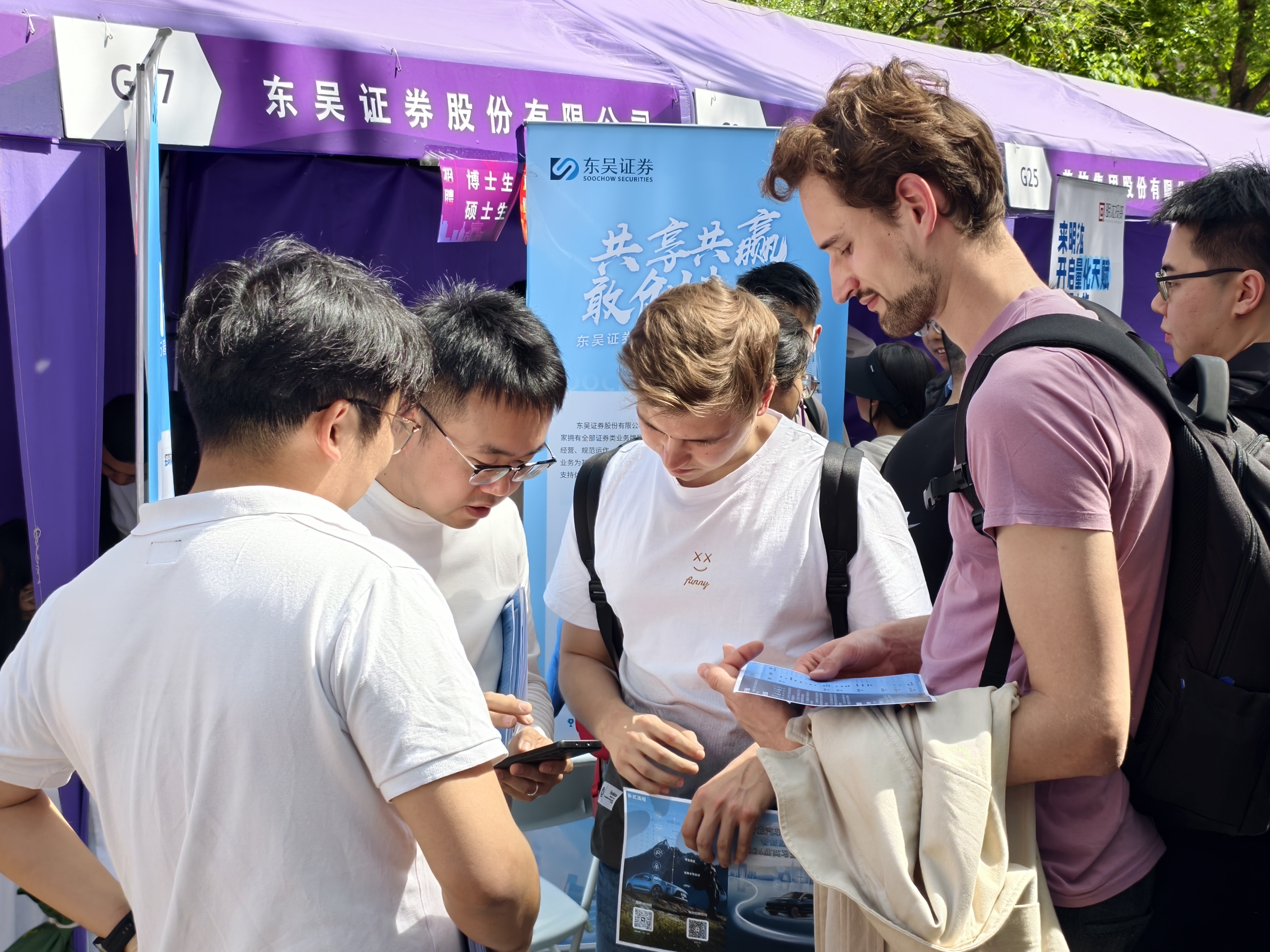 20250424-为准毕业年级学生提供职业发展“前置导航”——w88优德中文版官网连续6年举办“职业发展早春营”-宋壮壮-实习双选会现场.jpg