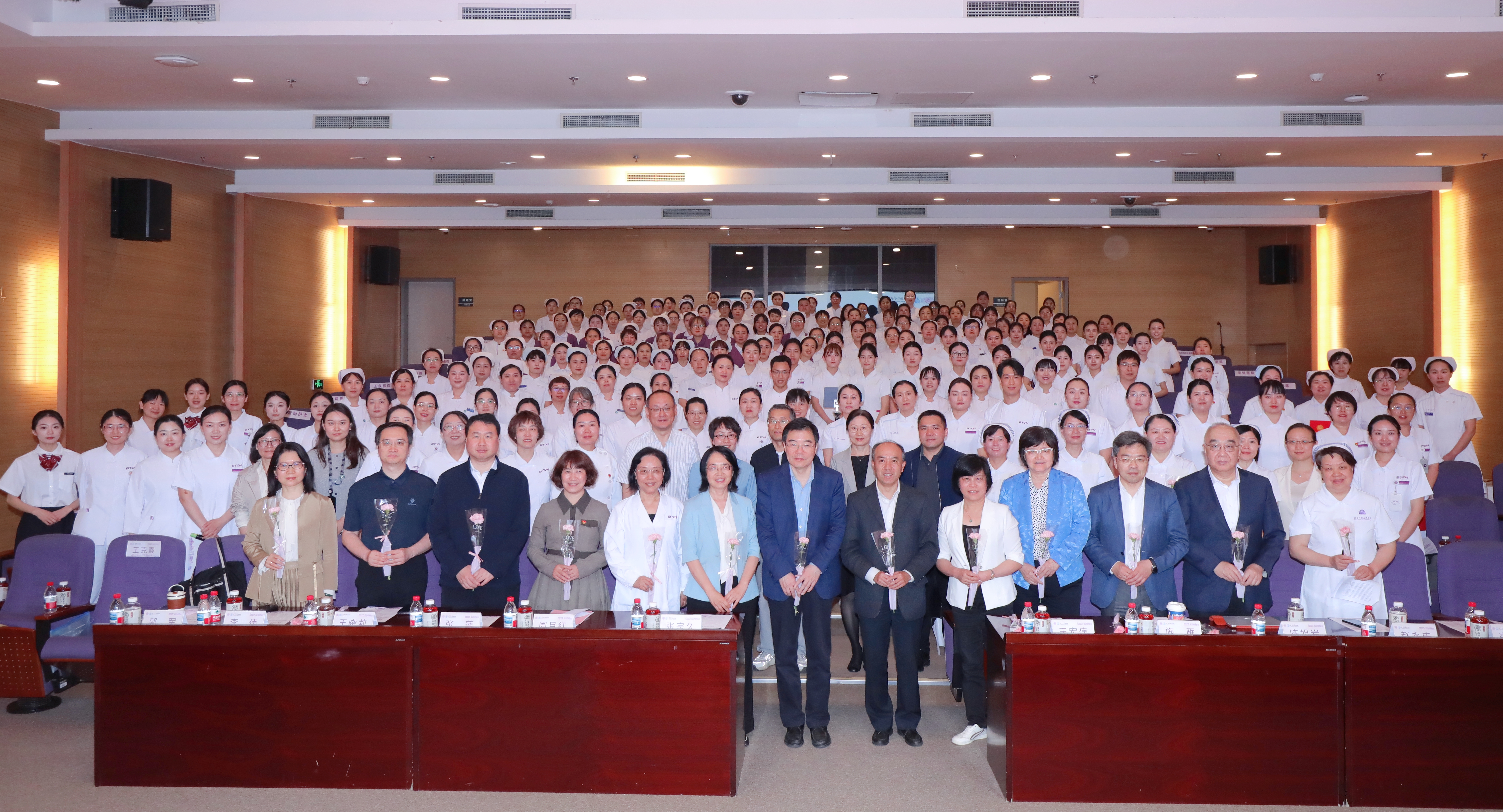 20250508-图1-大合影-医学院.jpg