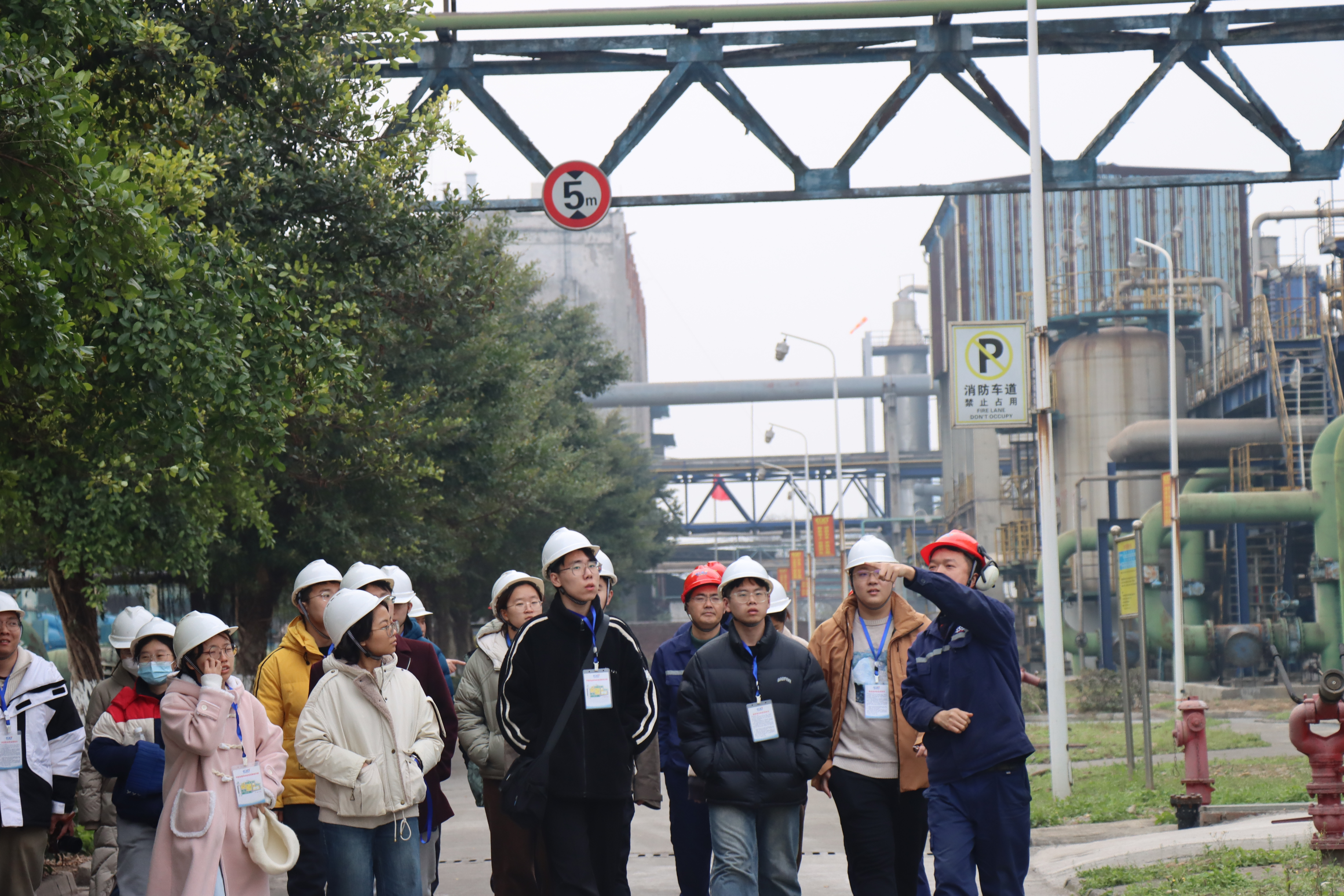 20240301-学思践悟启新程,挺膺担当绘青春——2024 年w88优德中文版官网研究生寒假社会实践总结回顾-化工系、环境学院和化学系“清渝谋化”实践支队-支队成员实地参访化工企业.png