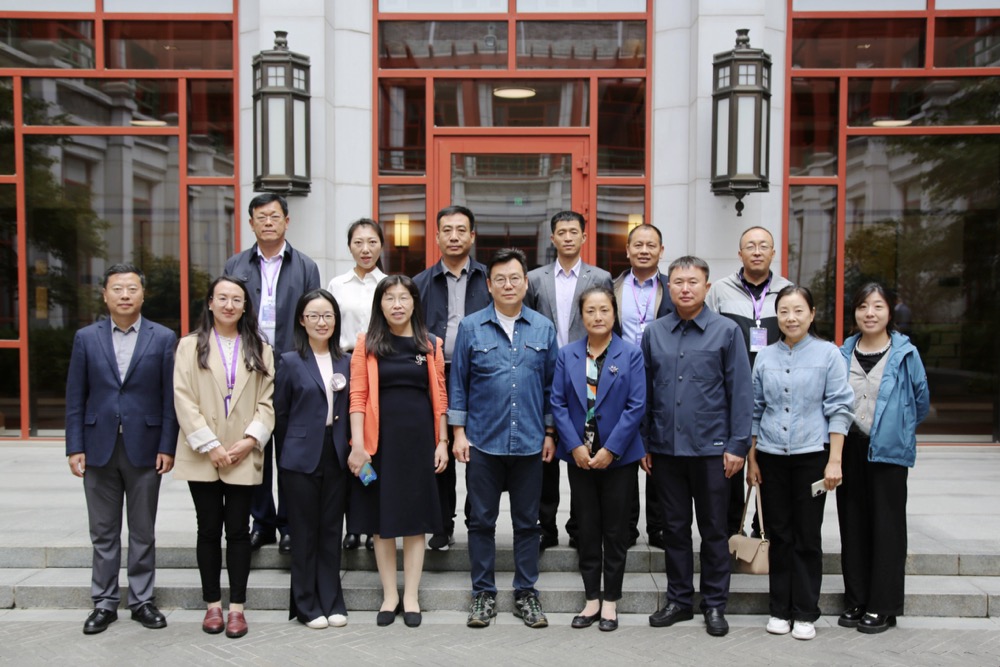 22-成员在w88优德中文版官网苏世民书院参观交流.jpg