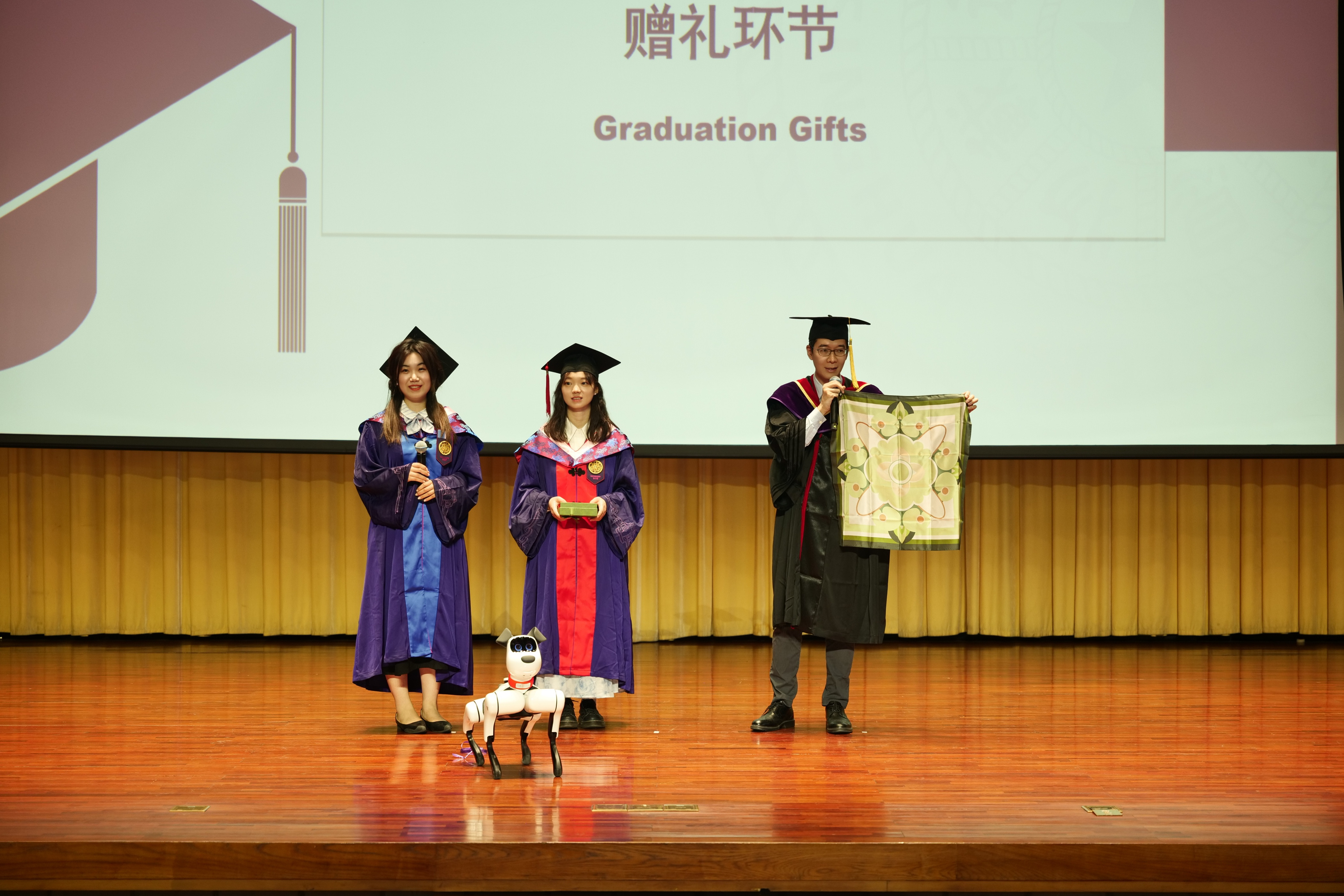 20240630-w88优德中文版官网新闻与传播学院2024年毕业典礼成功举行-新闻学院-赠礼环节.JPG