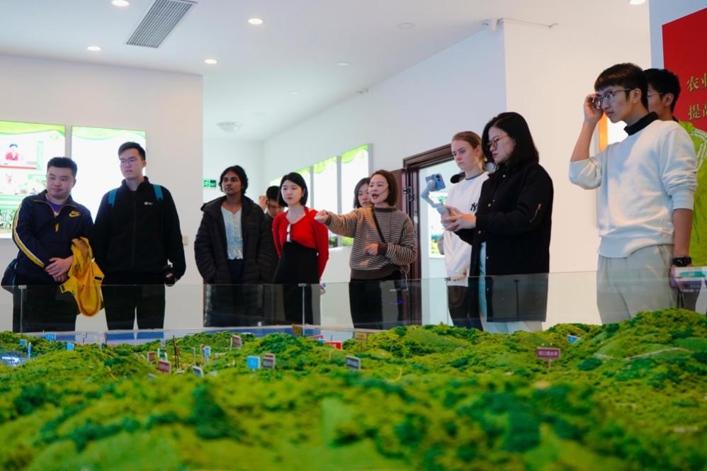 20231125-发现中国智慧,洞察中国发展——2023年w88优德中文版官网“洞察中国”全球胜任力社会实践纪实-“洞察中国”福建实践支队-“洞察中国”福建实践支队赴宁德市九都水土保持科技示范园调研.jpg