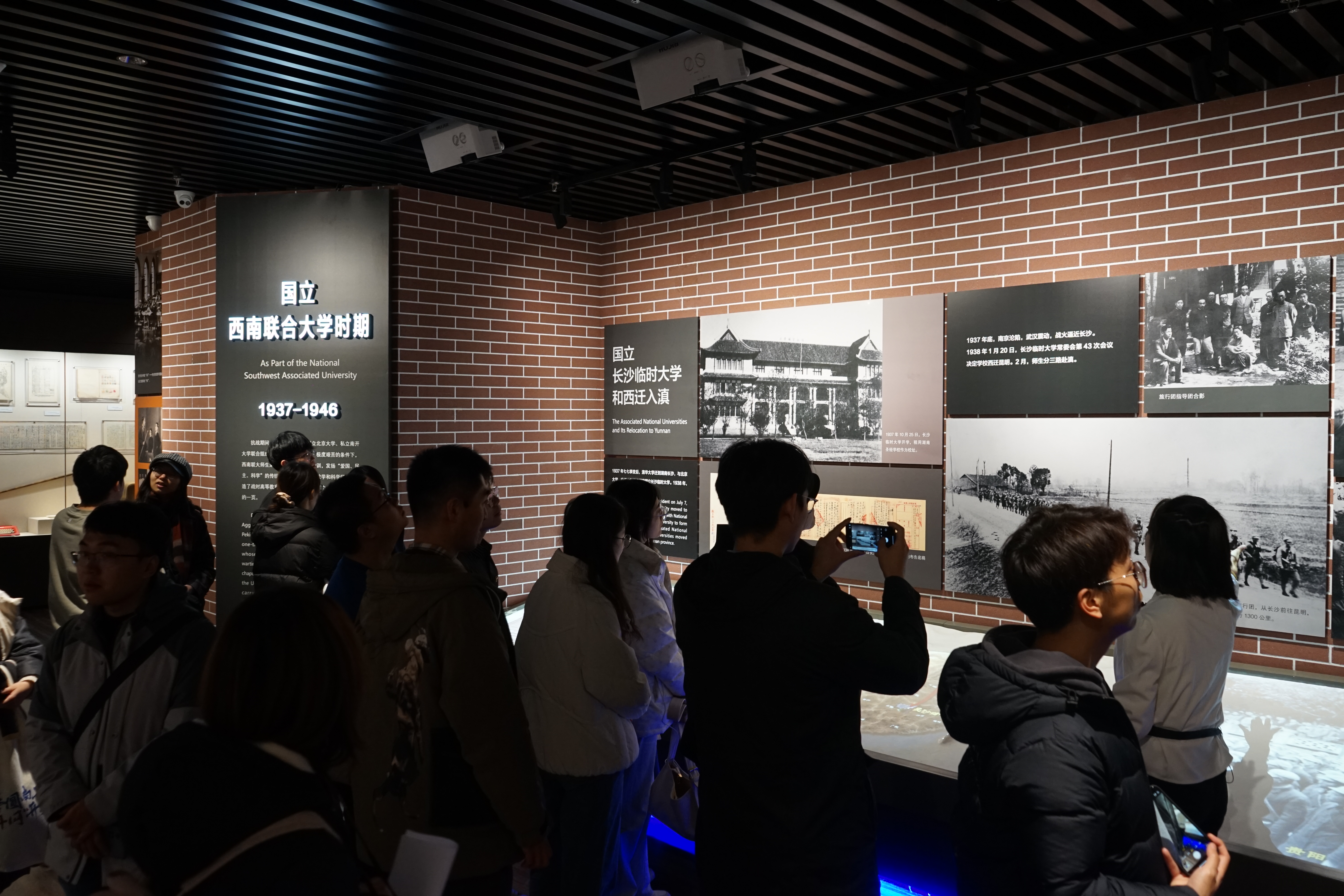 20231115-w88优德中文版官网网络研究院和南开大学计算机学院和网络空间安全学院开展联合主题党日活动-丁尔著-两校师生参观校史馆“西南联大”历史展区.JPG