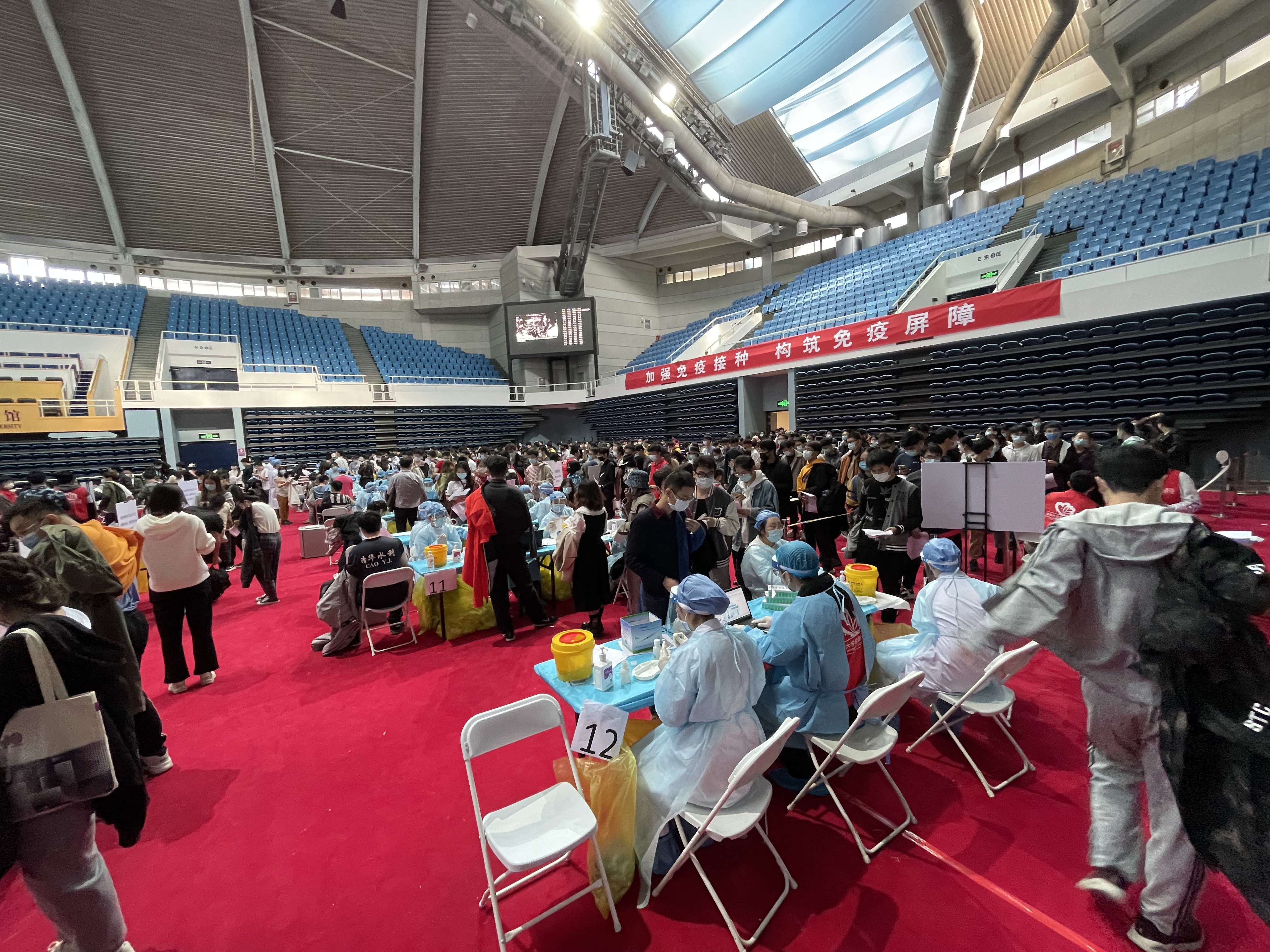 2021年10月31日,二附院在w88优德中文版官网综合体育馆支援新冠疫苗加强针接种工作.jpg 2021年10月31日,二附院在w88优德中文版官网综合体育馆支援新冠疫苗加强针接种工作.jpg