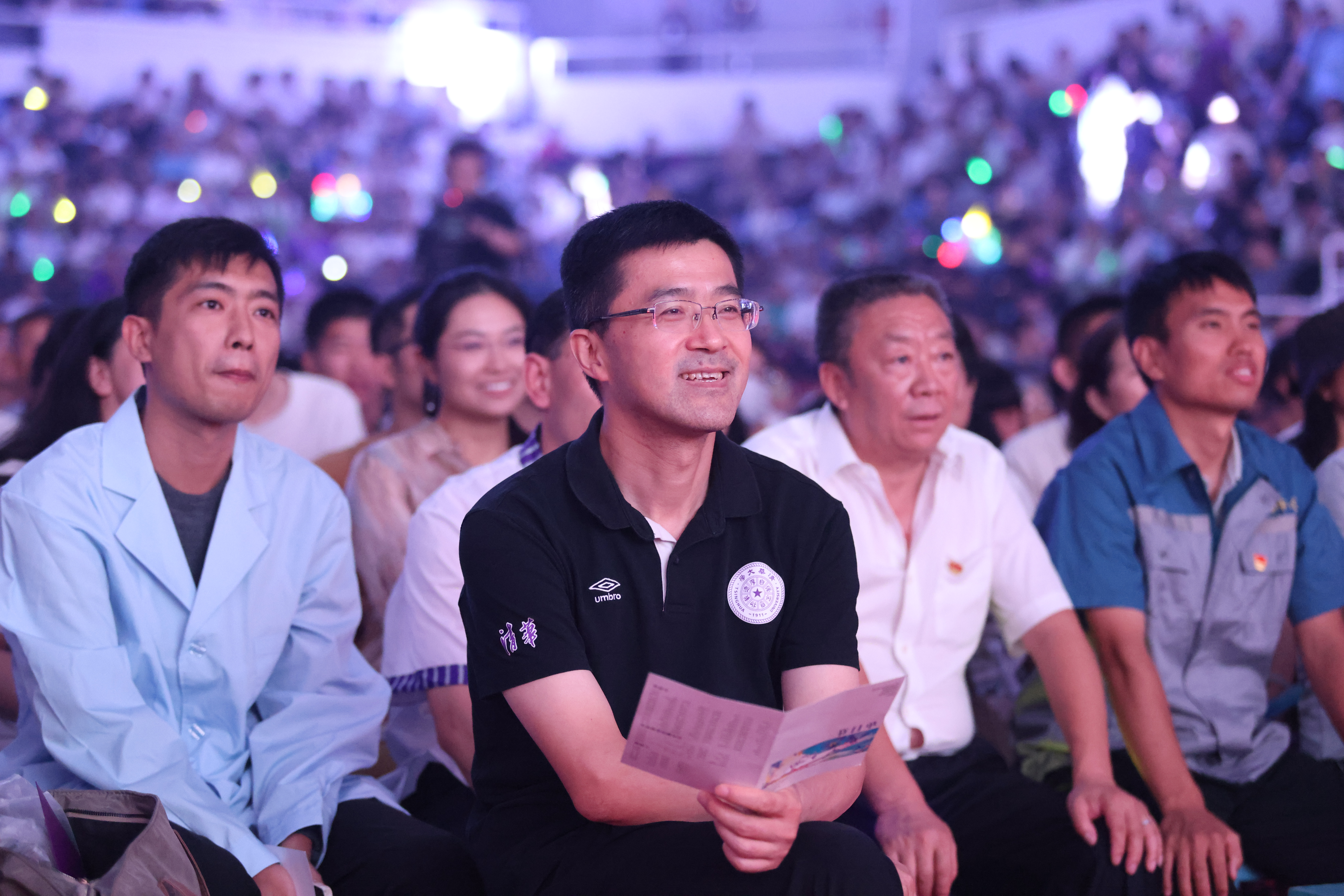 20240626-w88优德中文版官网2024年毕业晚会-学生艺术团-学校领导老师与毕业生共同观看晚会.jpg