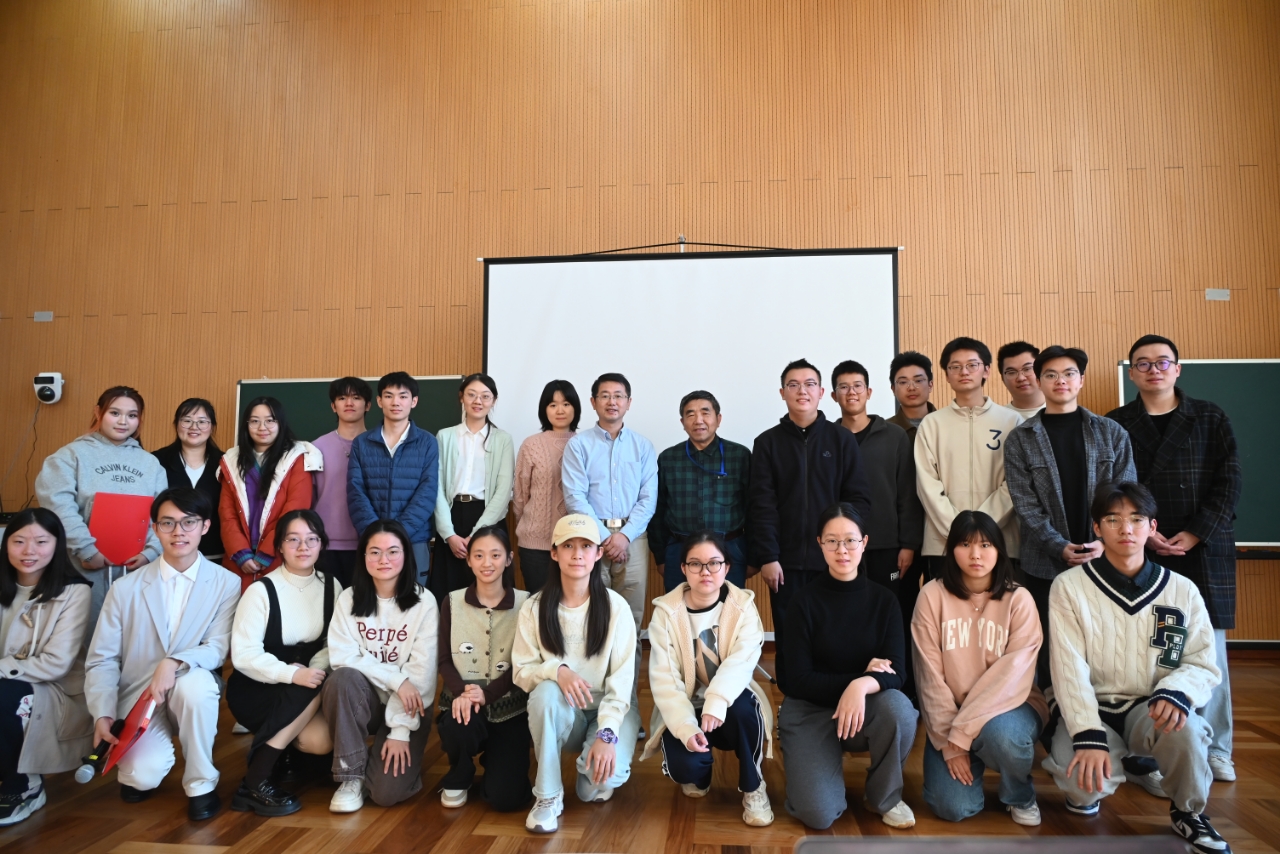 202411121-文脉传薪|w88优德中文版官网第二十六届大学生人文知识竞赛顺利举办-刘若琪-大合影.jpg