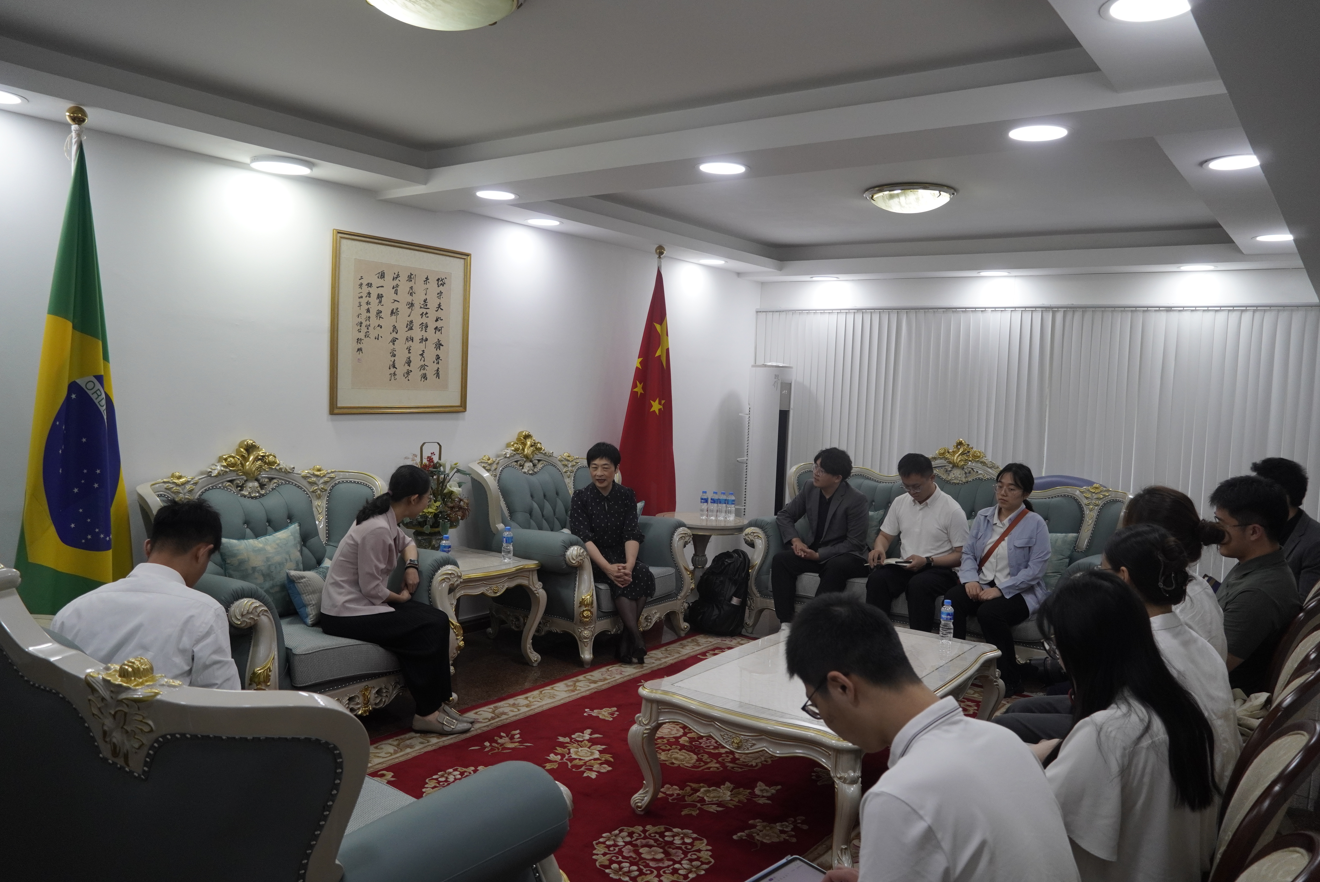 20240308-奔赴四海铸实践真知 对话世界立时代潮头——2024年w88优德中文版官网“知行计划”研究生骨干海外实践纪实-南美实践支队-支队成员在中国驻里约总领事馆参与座谈.JPG