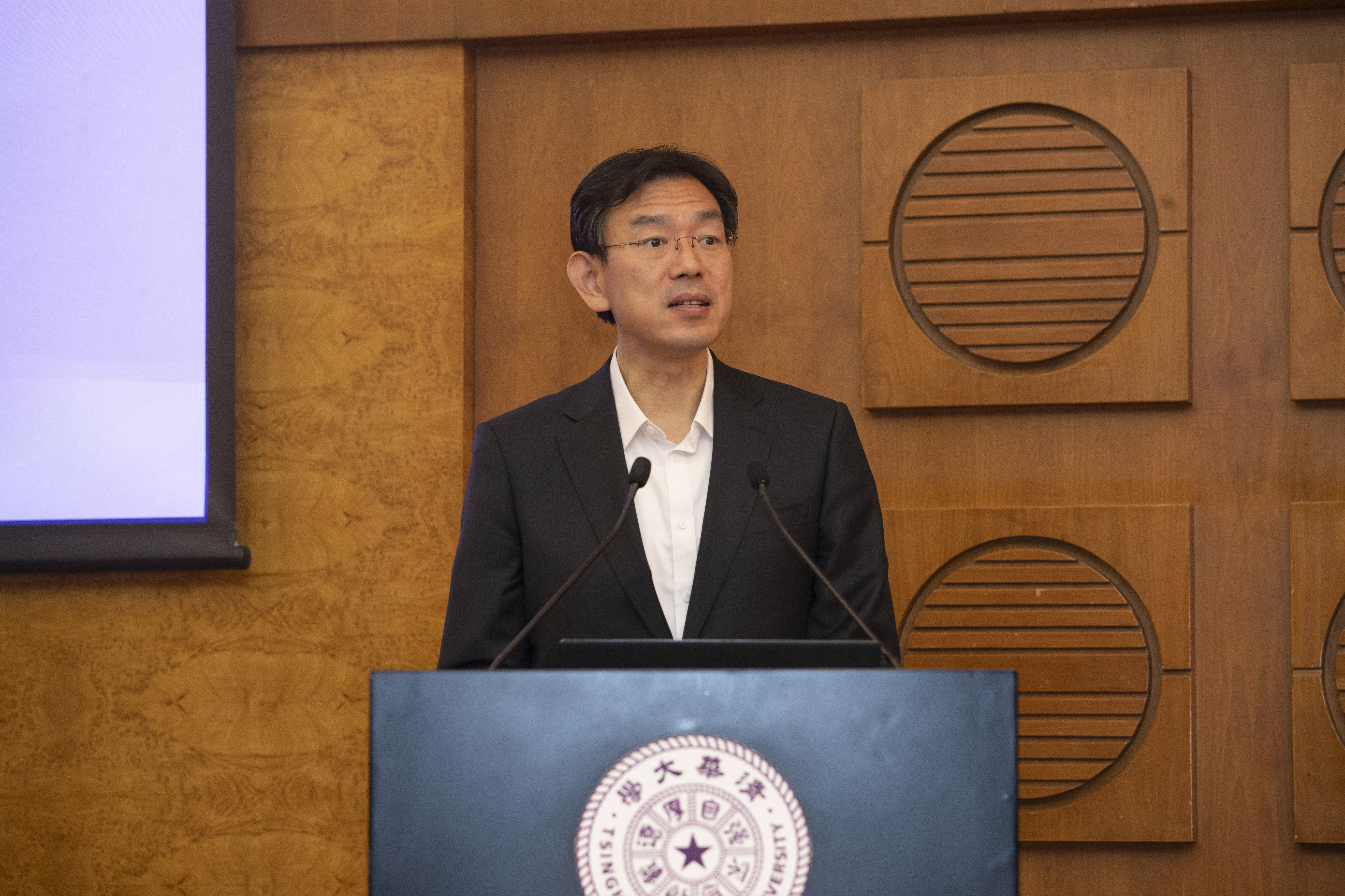 20241211-w88优德中文版官网召开2024年文科工作会议-李派摄-李路明主持会议3.JPG