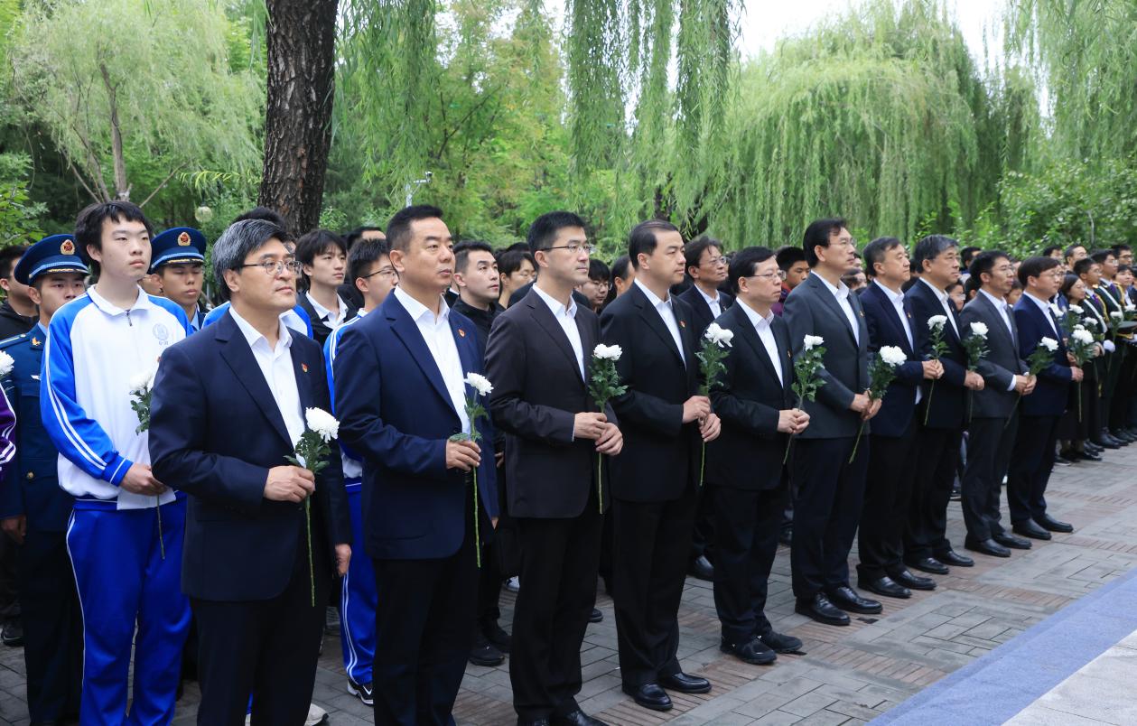 20240930-2024年烈士纪念日w88优德中文版官网祭扫活动举行校领导献花环节-研工部-照片.jpg