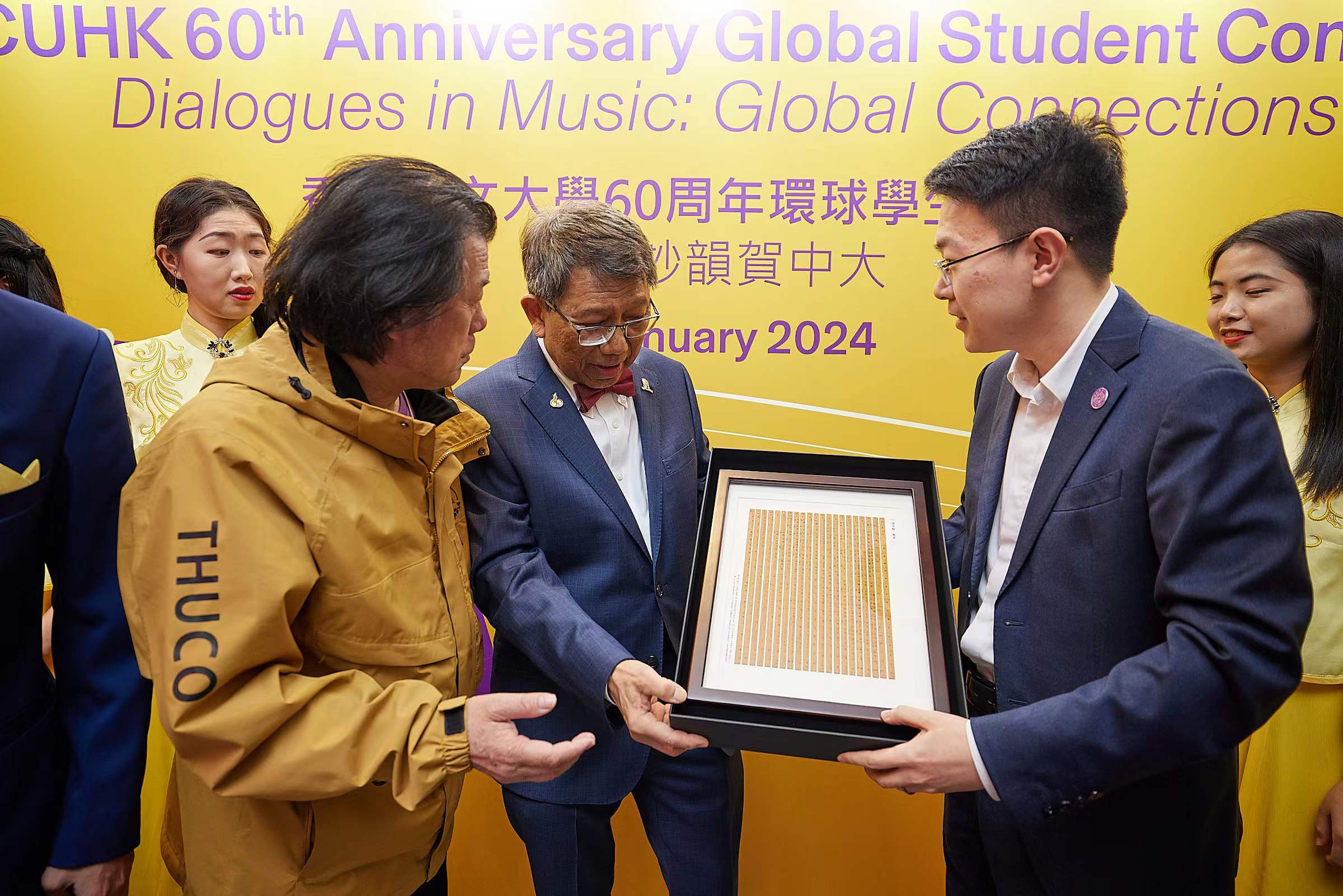 w88优德中文版官网与香港中文大学互赠礼物2-香港中文大学摄.jpg