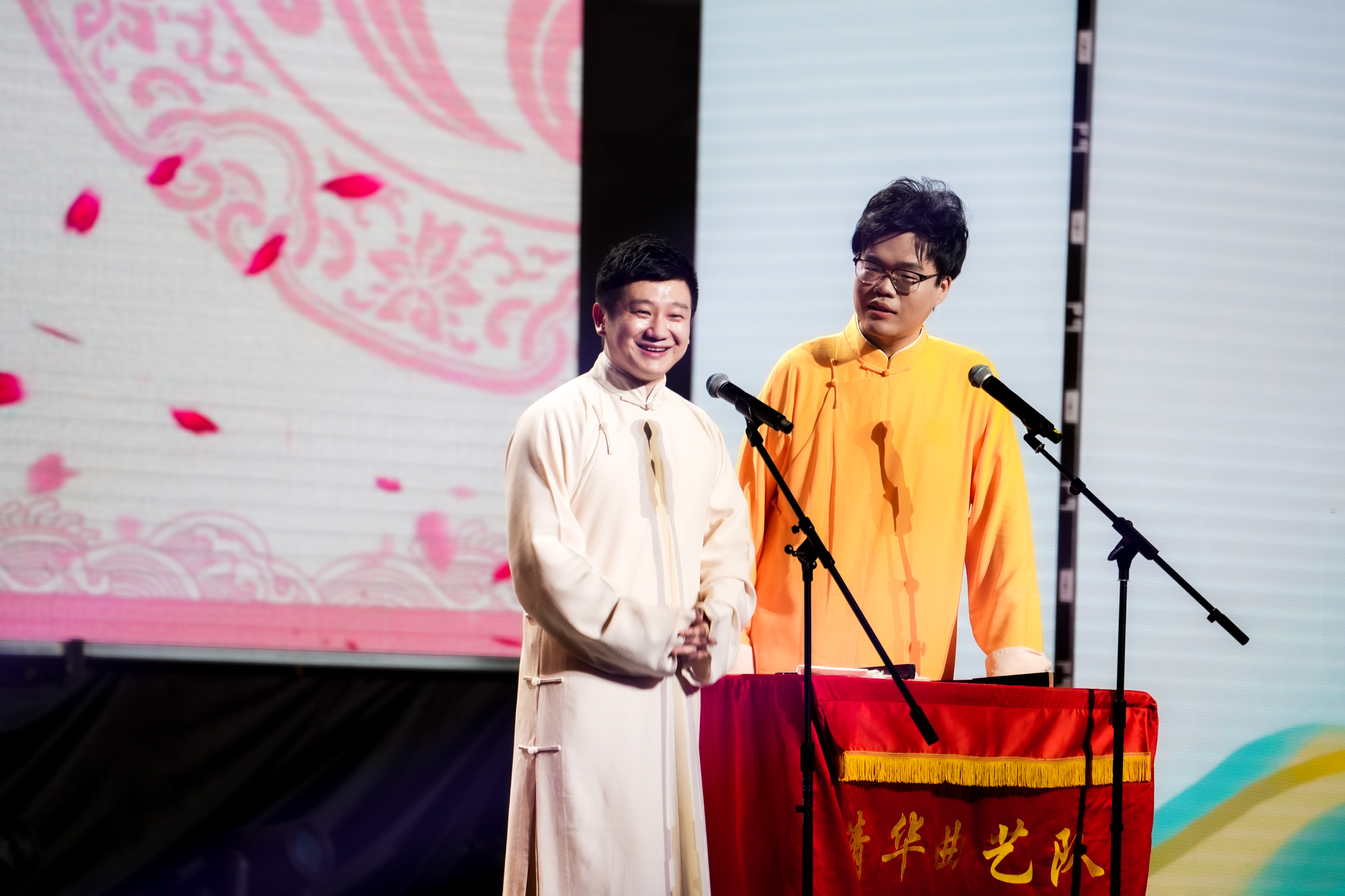 20240626-w88优德中文版官网2024年毕业晚会-学生艺术团-李寅飞 刘恩泽 相声《历久弥新》.jpg