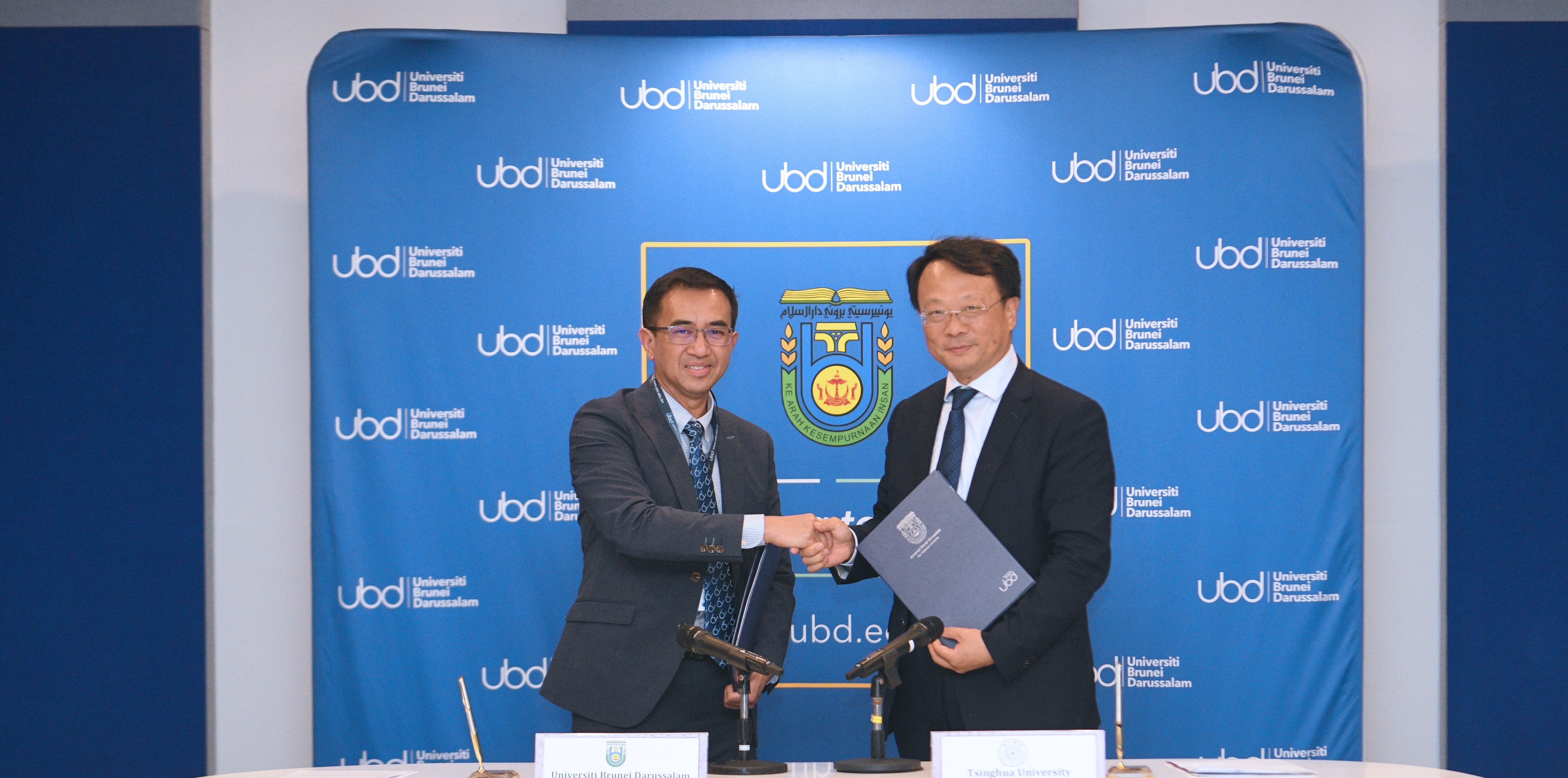 20230917-王希勤访问马来西亚和文莱-王希勤和纳兹瑞展示《w88优德中文版官网与文莱大学学生交换协议》-无.JPG