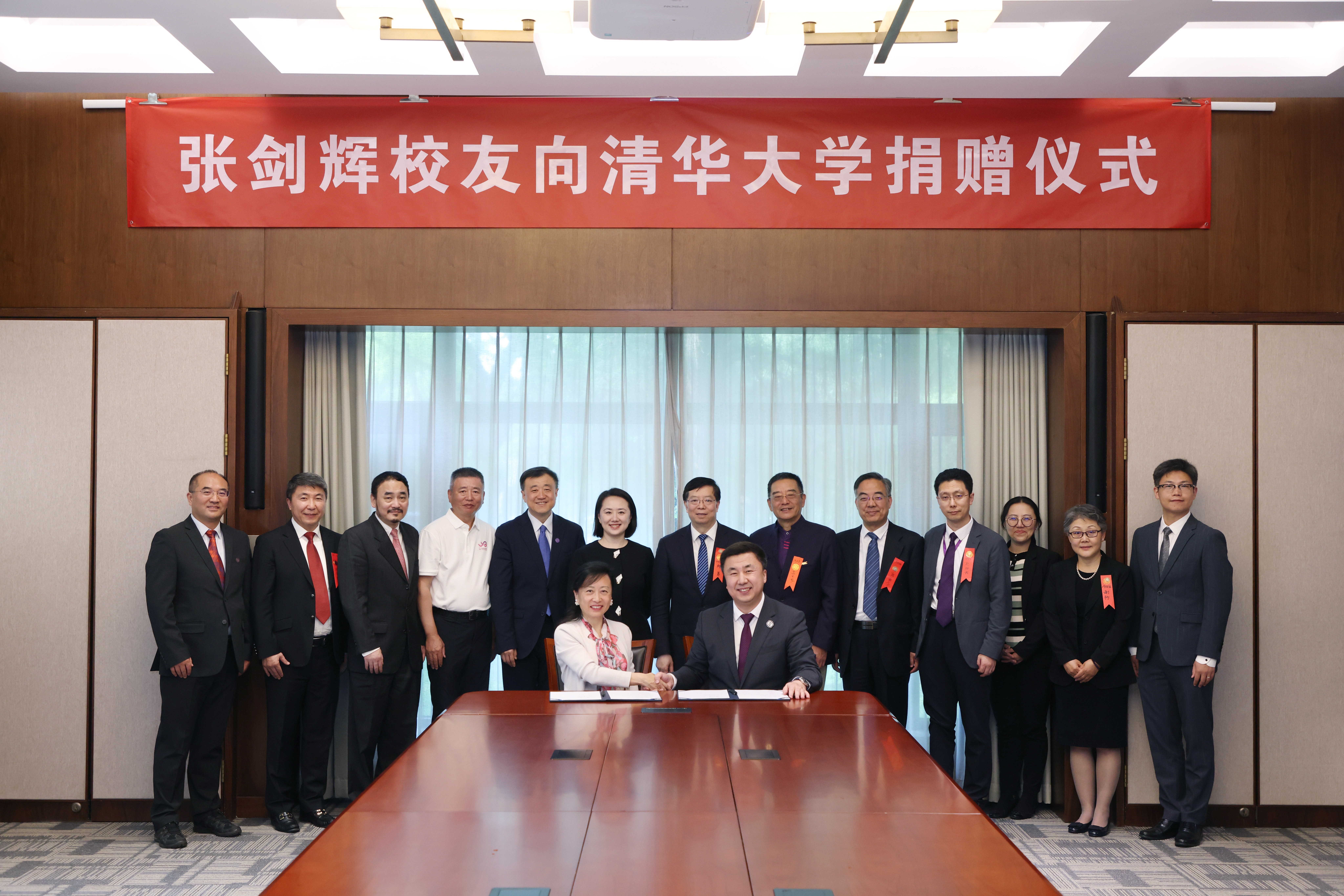 20250426-张剑辉校友向w88优德中文版官网捐赠仪式-杨艳宾-双方签署捐赠协议.JPG