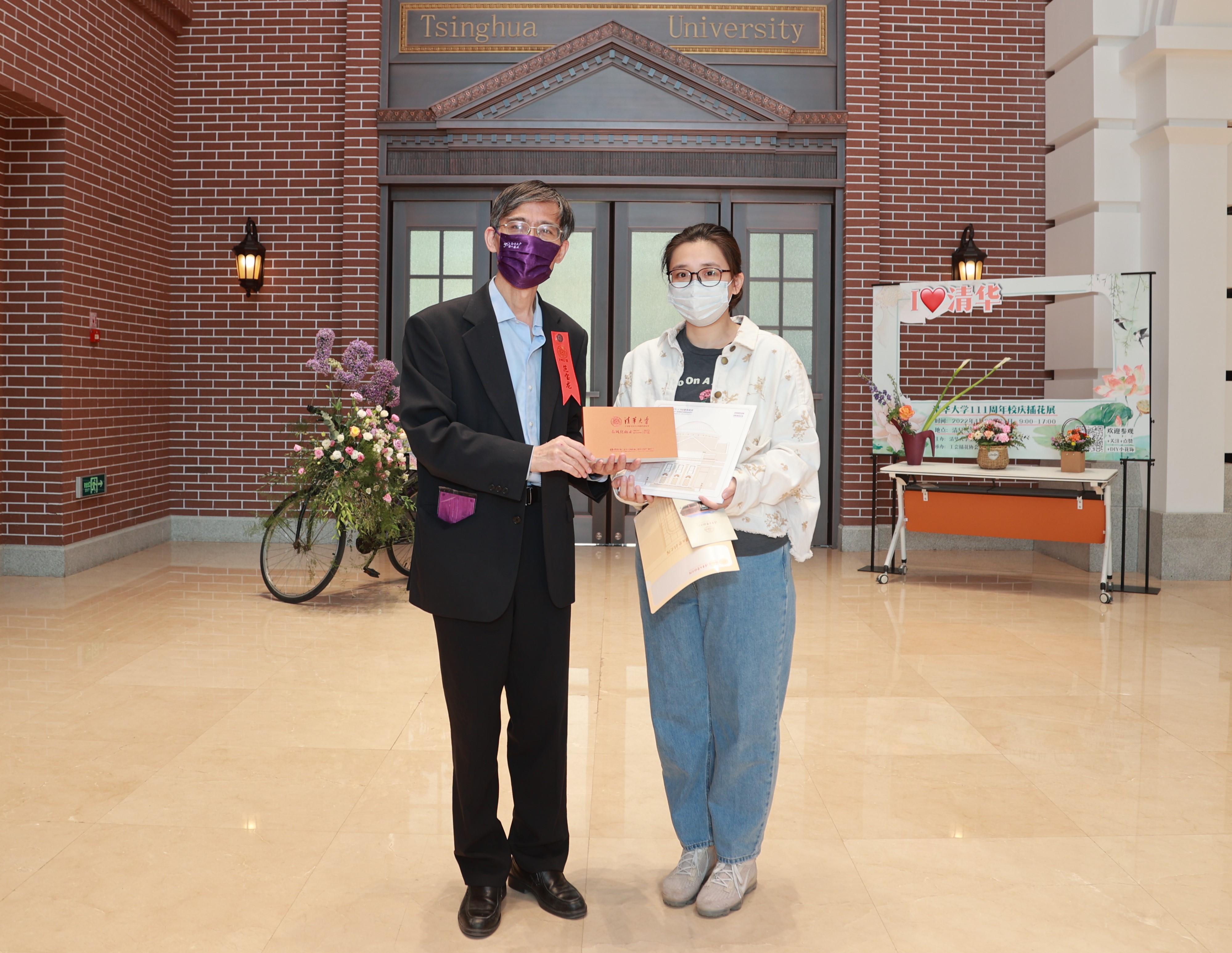 20220424-w88优德中文版官网110周年校庆参观校史展-薜建团-范宝龙给第111位观众赠送纪念品.jpg