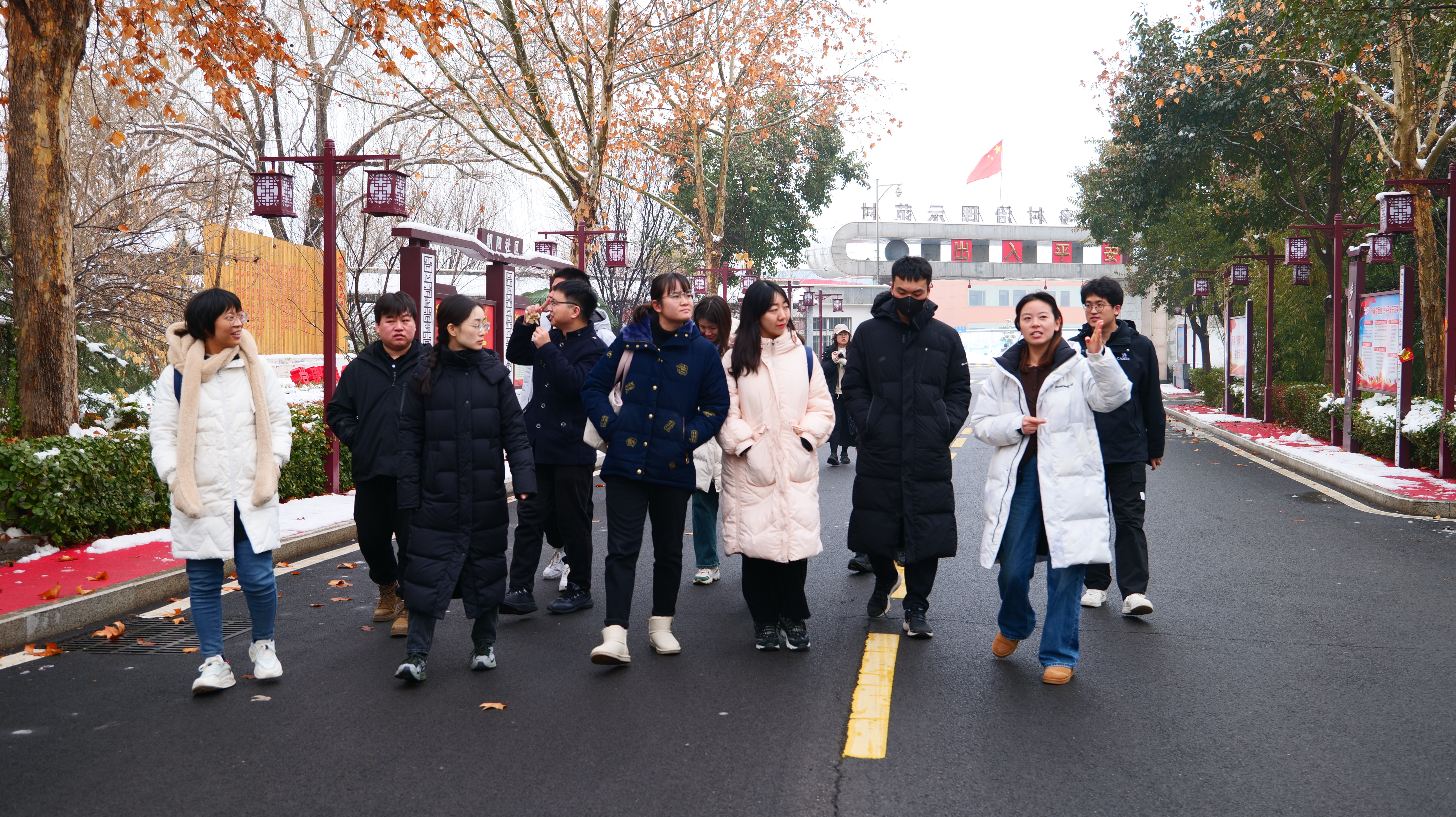 20240219-学思践悟挺膺行，青春建功新时代——2024年w88优德中文版官网研究生寒假社会实践纪实（一）-“豫见青年”实践支队-支队成员参观调研东大阳堤村.jpeg