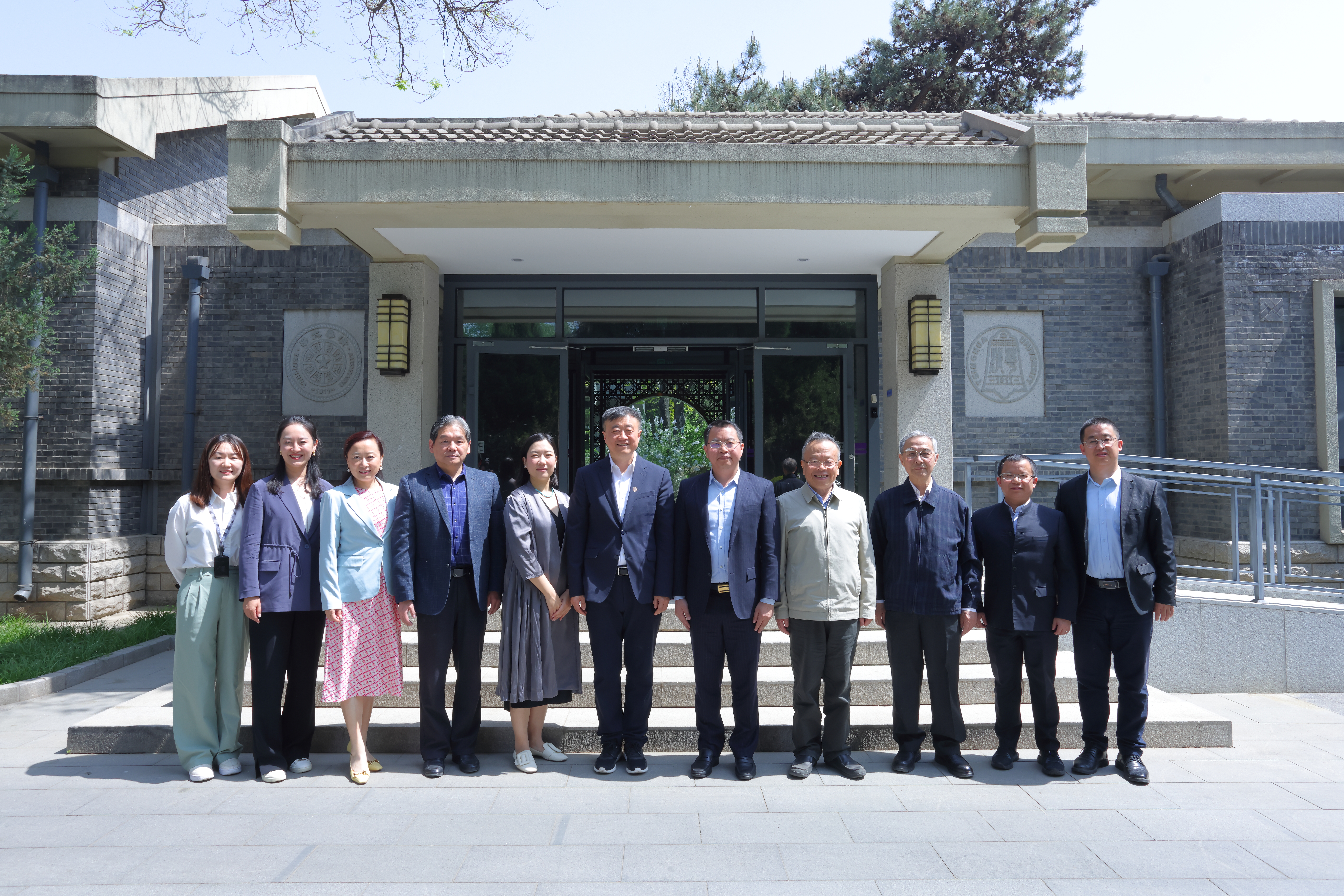 20240417-邬雄辉校友捐赠支持w88优德中文版官网攀登计划-许德刚-图说 (1).JPG