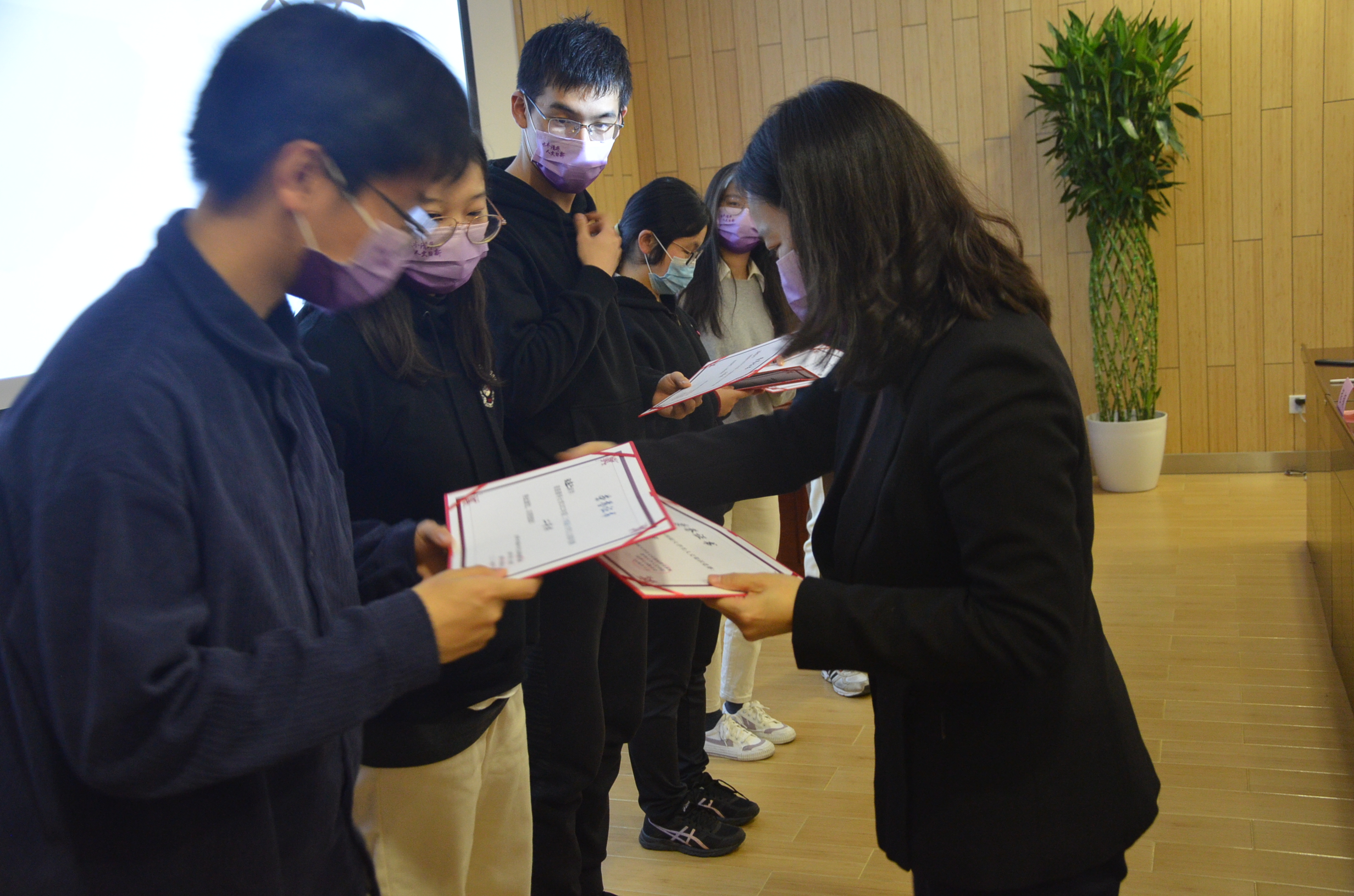 20221120-“流觞曲水”w88优德中文版官网第二十四届大学生人文知识竞赛圆满落幕-白易晗-高阳老师为获奖队伍颁奖.JPG