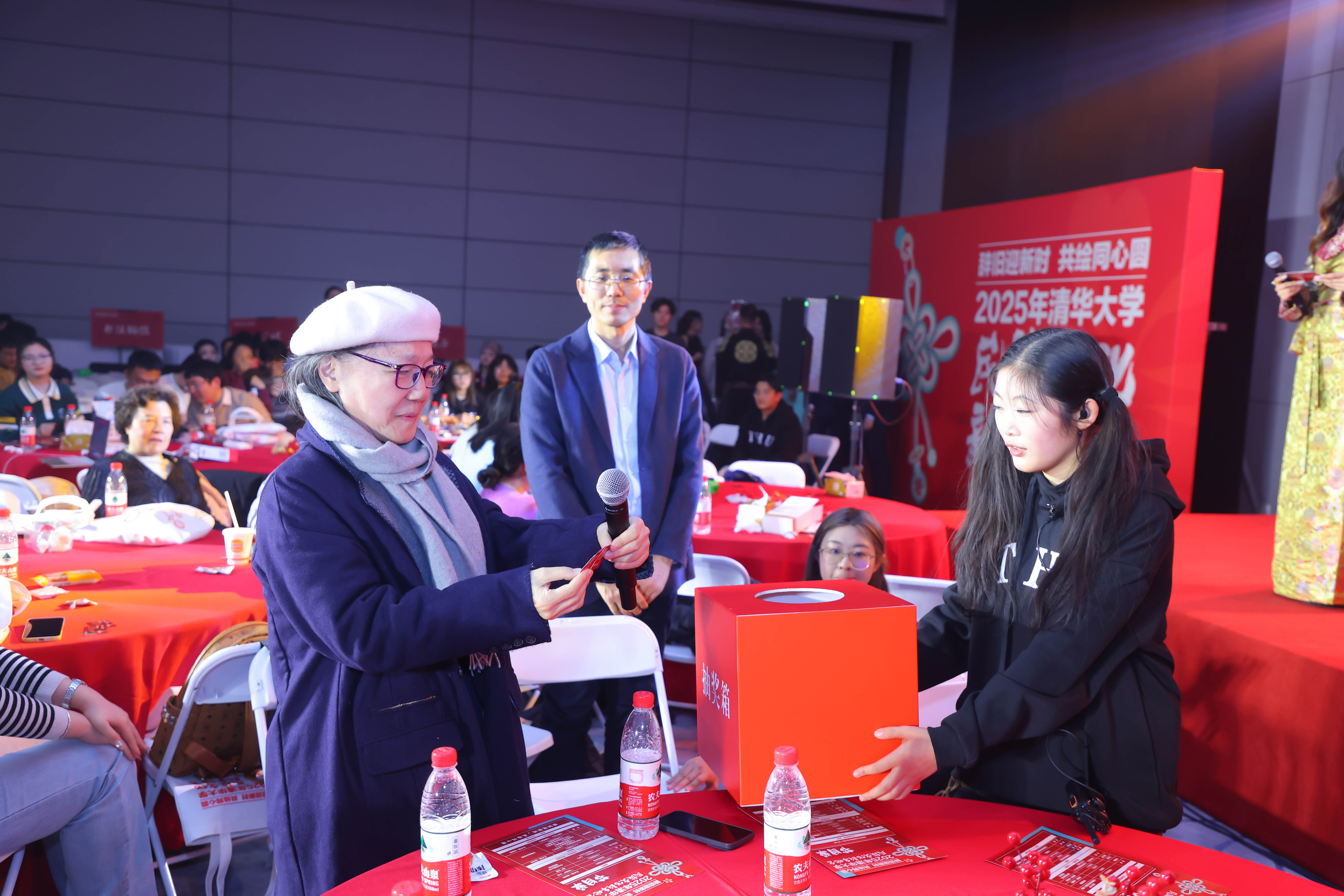 20241214-w88优德中文版官网2025年民族文化新年晚会圆满举行-贡觉罗布-朴英老师为同学抽奖.jpg