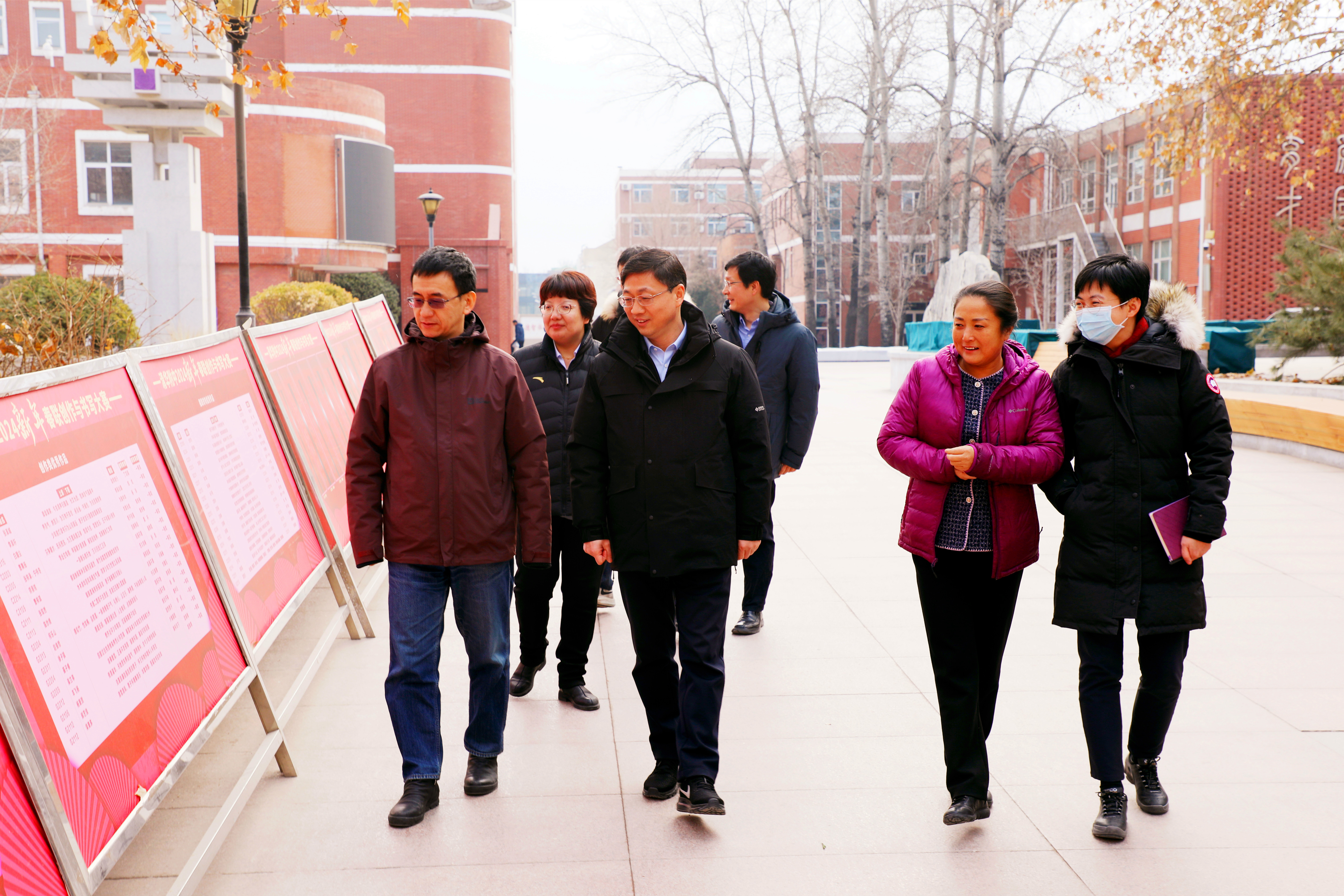 20240116-w88优德中文版官网党委副书记许庆红一行到清华附中调研-高虹超-一排左起:清华附中党委书记曹海翔、w88优德中文版官网党委副书记许庆红、清华附中校长方妍、w88优德中文版官网党委办公室(校长办公室)主任余潇潇察看附中校园环境.jpg