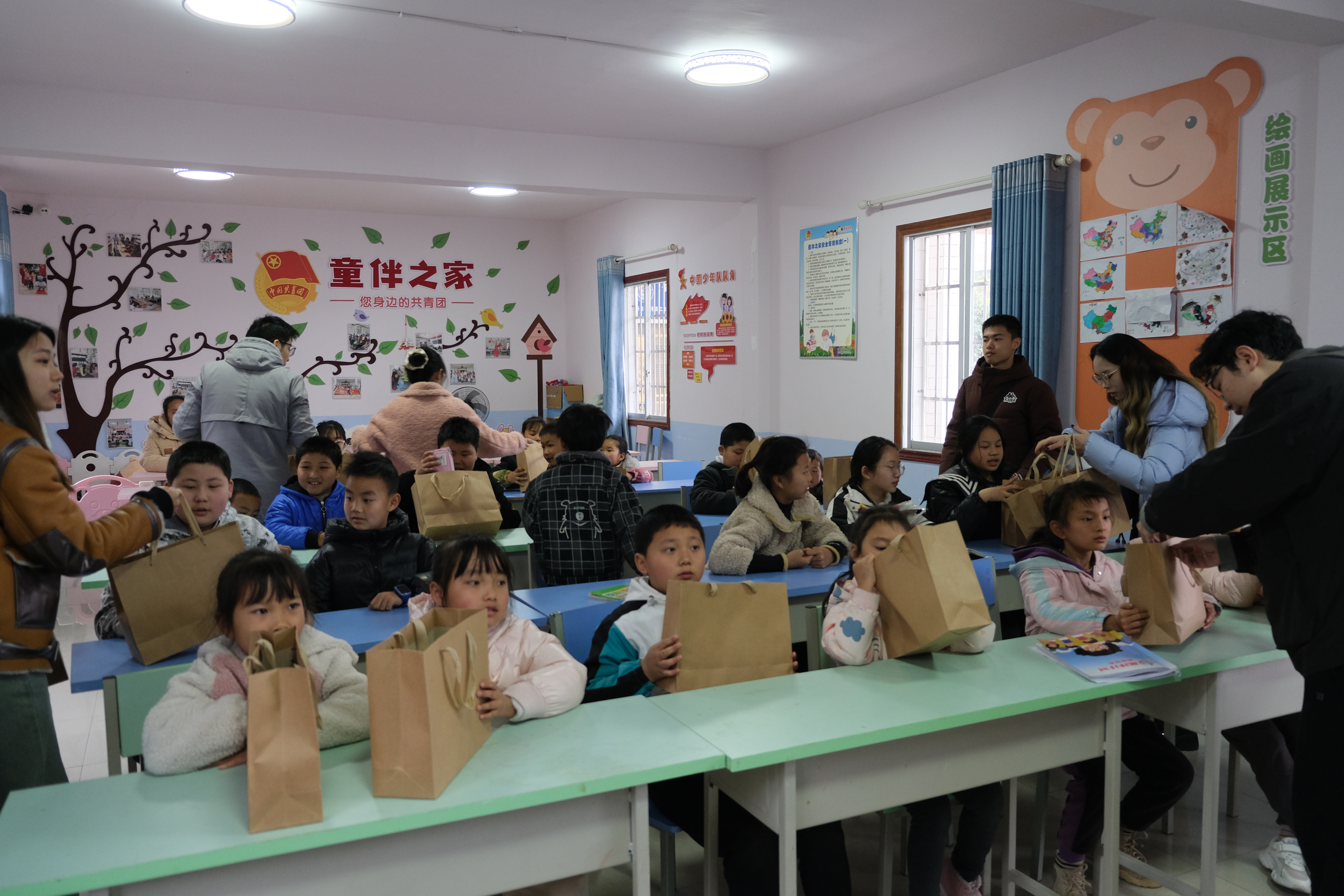 20240301-学思践悟启新程,挺膺担当绘青春——2024 年w88优德中文版官网研究生寒假社会实践总结回顾-深圳国际研究生院赴四川内江支队-支队成员在资中县金紫铺村童伴之家与留守儿童互动交流.jpg