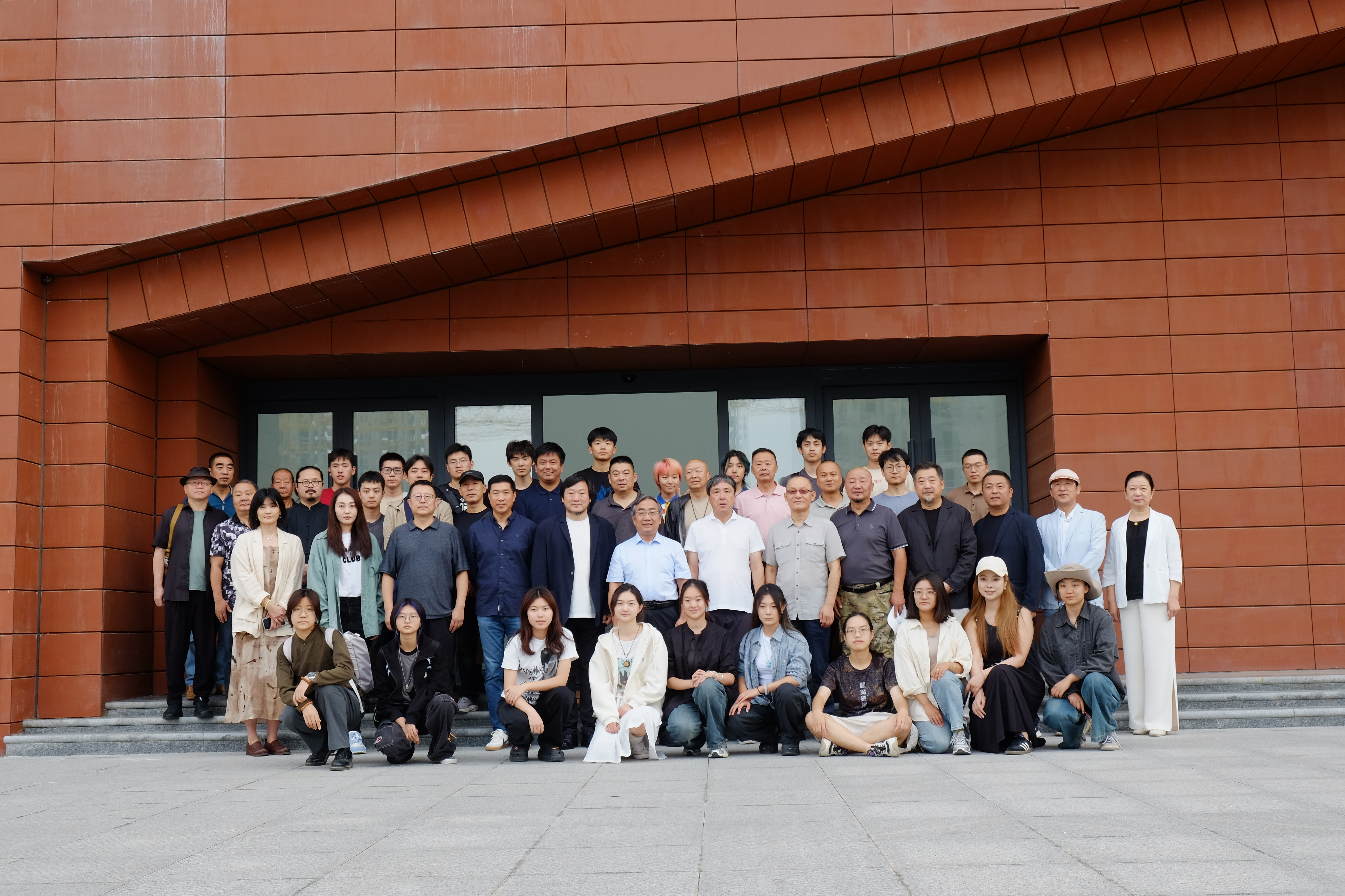 20240911-w88优德中文版官网美术学院《专业考察》课程开设30周年专题研讨会举行-与会师生及专家学者合影-胡思凡.JPG
