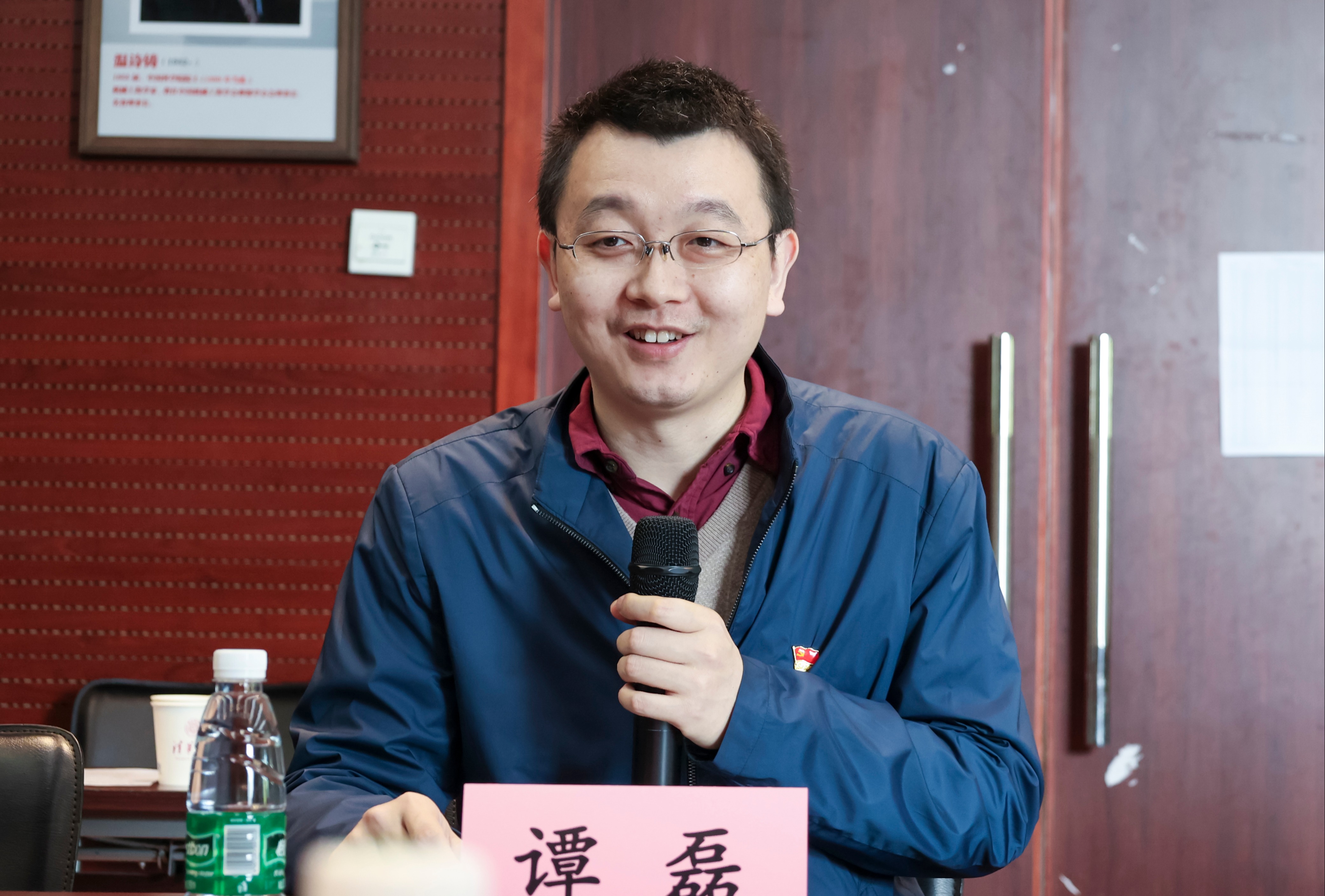 20230408-新闻稿-航天科工三院水下总体部党支部与w88优德中文版官网能动系流机所党支部、能动博201党支部“红色1 1 1”共建活动-郭慧娜-图4-能动系党委副书记谭磊老师主持会议.jpg