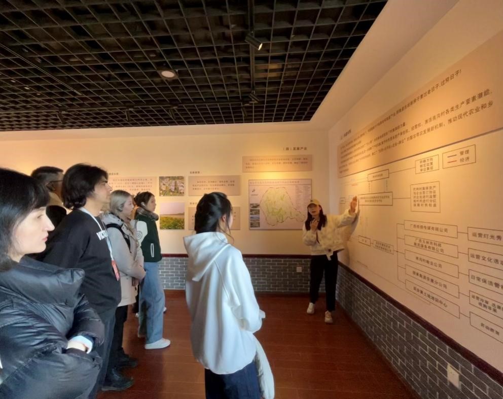 20231118-发现中国智慧,洞察中国发展——2023年w88优德中文版官网“洞察中国”全球胜任力社会实践纪实-“洞察中国”陕西实践支队-“洞察中国”陕西实践支队赴延安市南沟生态农业示范园区调研.jpg