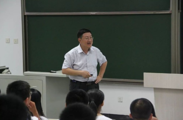 20230704-导师导员齐合力,共书育人新篇章——记辅导员们的师门故事-院系供图-李政与学生们互动.png