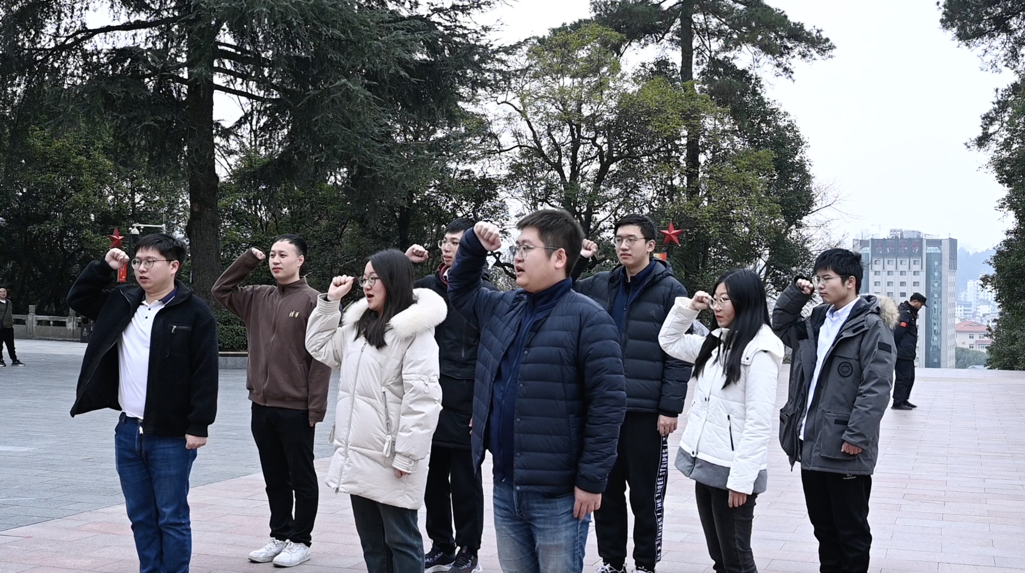 20240301-学思践悟启新程,挺膺担当绘青春——2024 年w88优德中文版官网研究生寒假社会实践总结回顾-社科学院、电子系与美术学院“社稷强贵·E往无黔”实践支队-支队成员在红军烈士陵园重温入党誓词.jpg