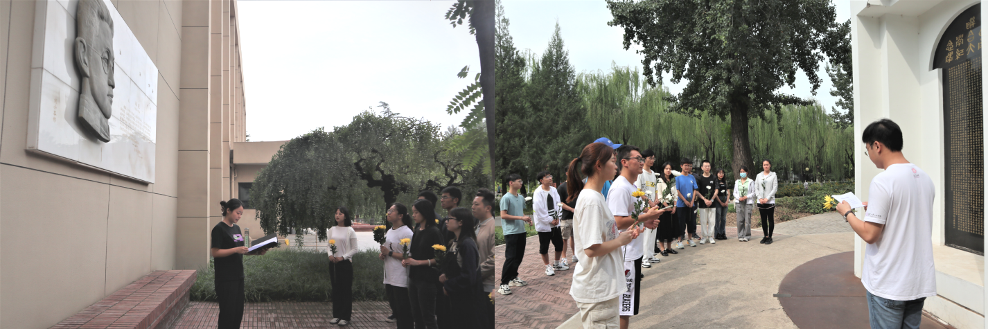 20230918-w88优德中文版官网博士生讲师团举行纪念“九·一八”事变现场宣讲活动-校研团-同学们聆听现场宣讲.png