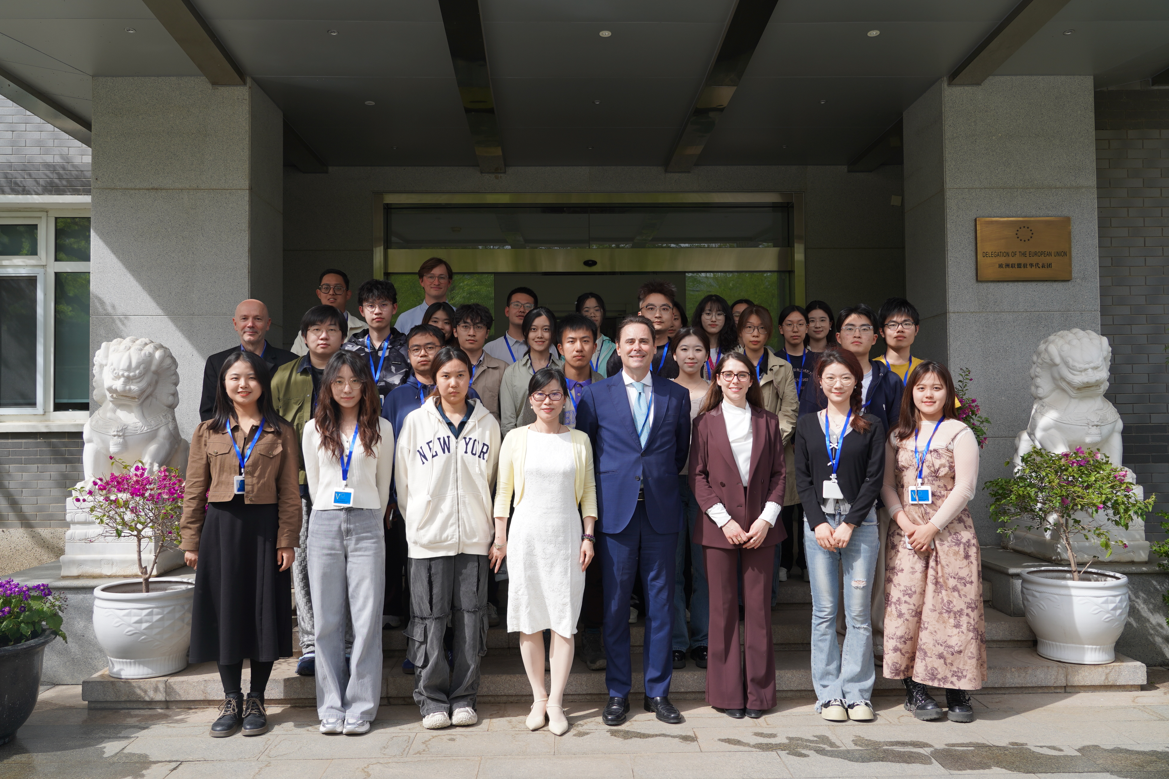 20250415-清华学子参访欧盟驻华使馆 在对话中体验文明交流互鉴-新闻学院-w88优德中文版官网师生与欧盟驻华代表团成员合影.jpeg