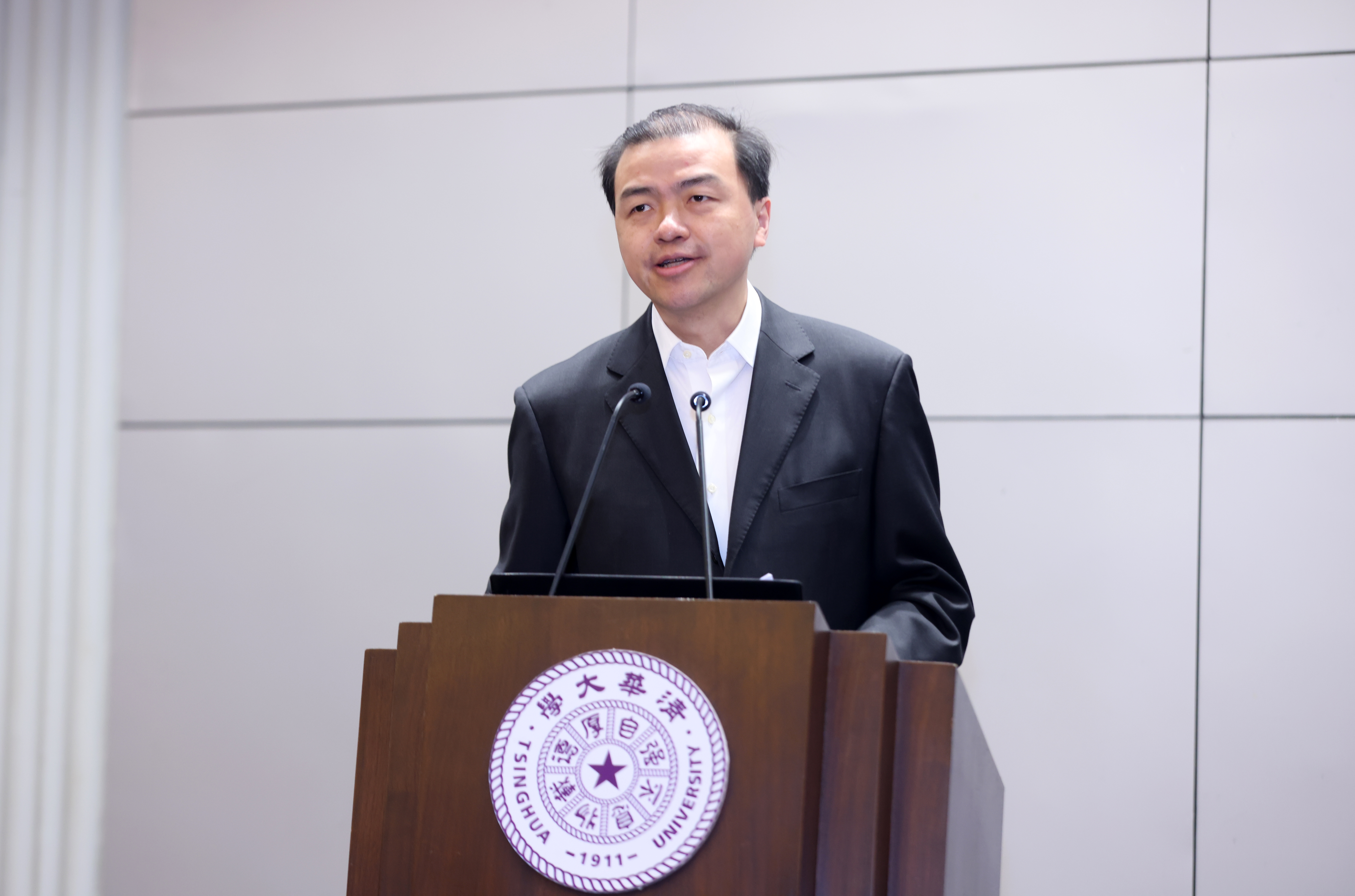20240402-w88优德中文版官网召开2024年全校安全稳定工作会议-孙波-向波涛 (1).JPG