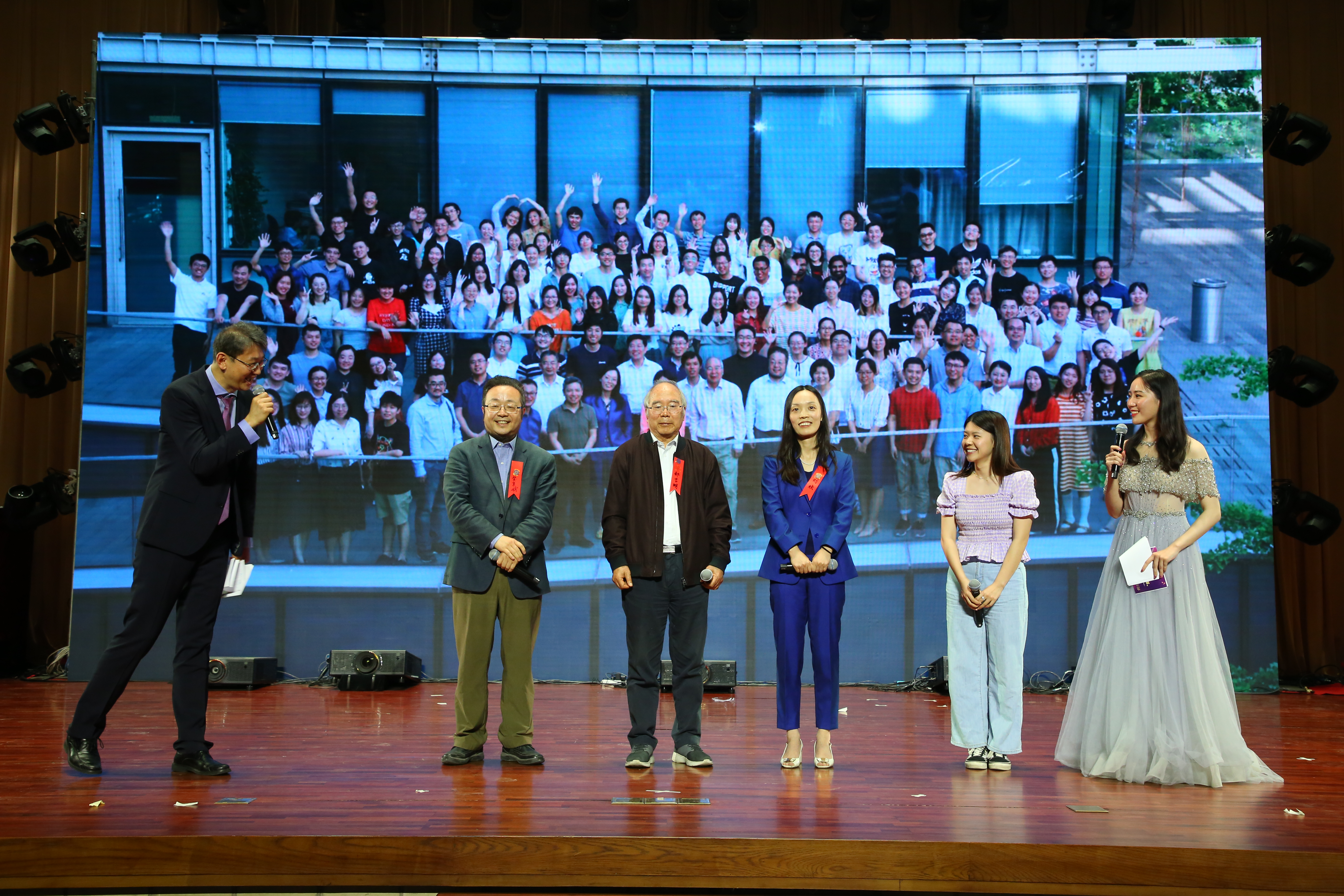 20241220-环境学院党委以文化人、以史育人,凝心聚力引领发展-拍摄者不详-图7 w88优德中文版官网110周年校庆“良师益友”特别活动上郝吉明、贺克斌等四代师生讲述团队精神2.JPG