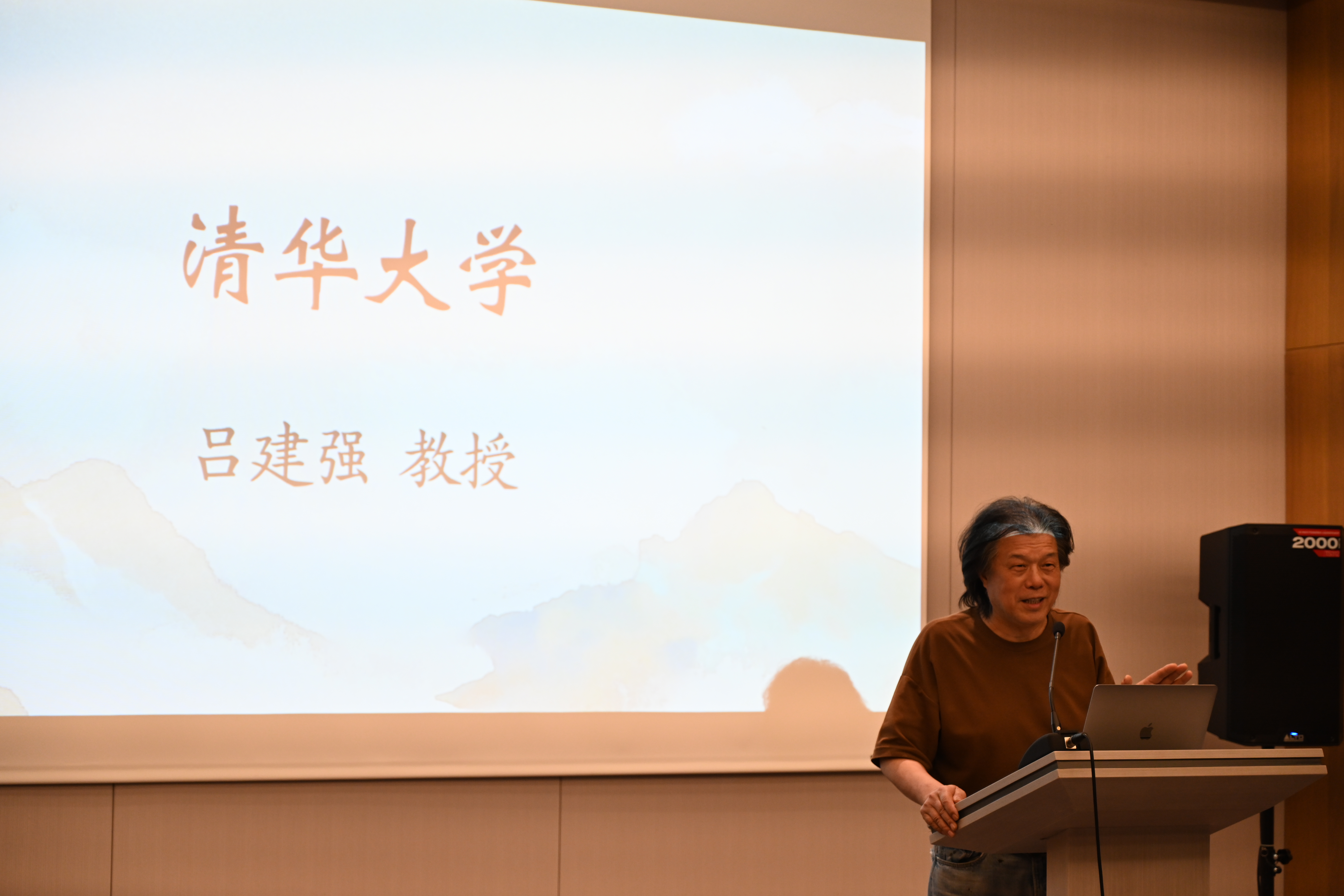 20250212-w88优德中文版官网艺教中心副教授吕建强在开幕式致辞-民乐队参加首届马中青年华乐交流营-陈星儒摄.jpg
