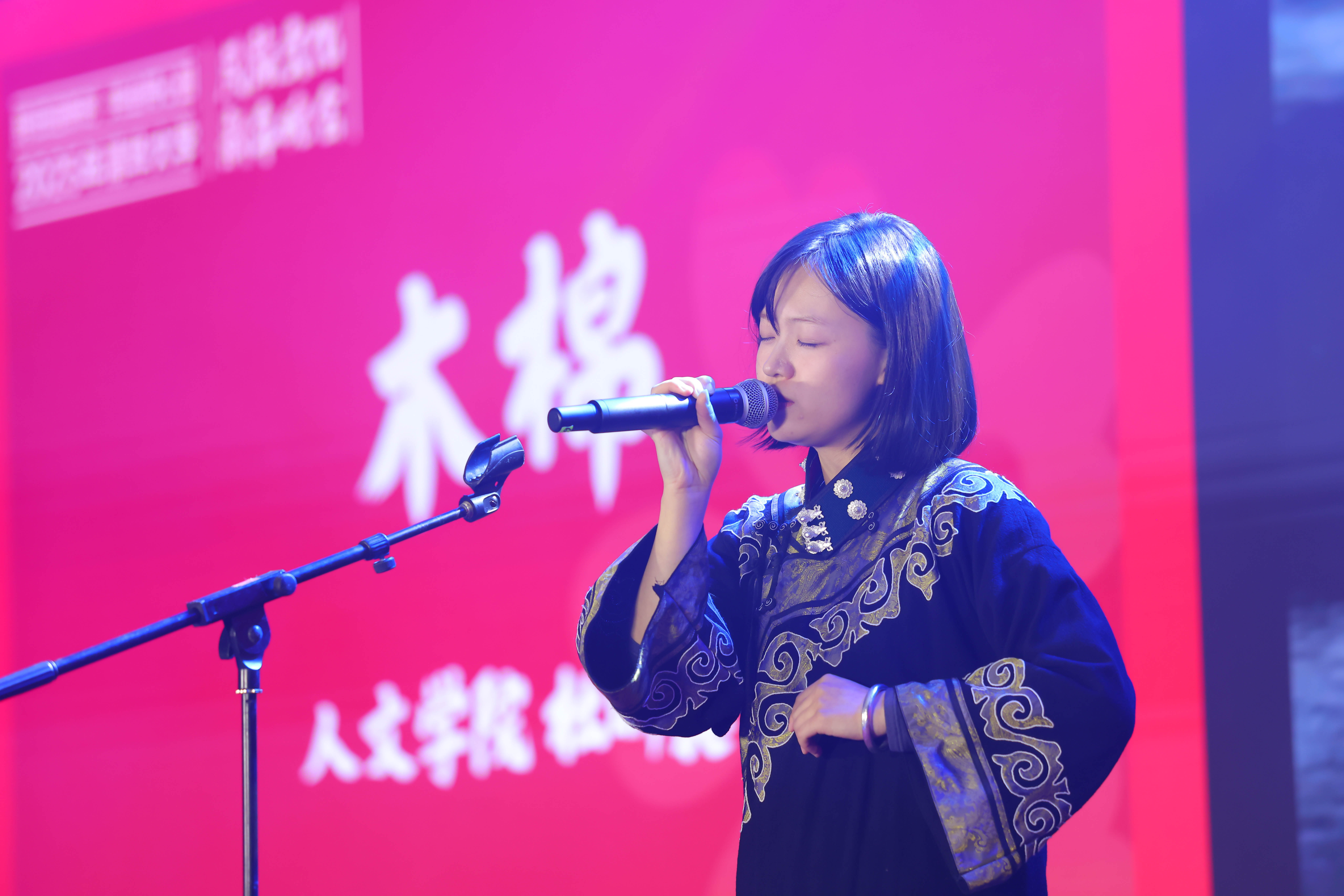 20241214-w88优德中文版官网2025年民族文化新年晚会圆满举行-贡觉罗布-彝族同学独唱《木棉》.jpg