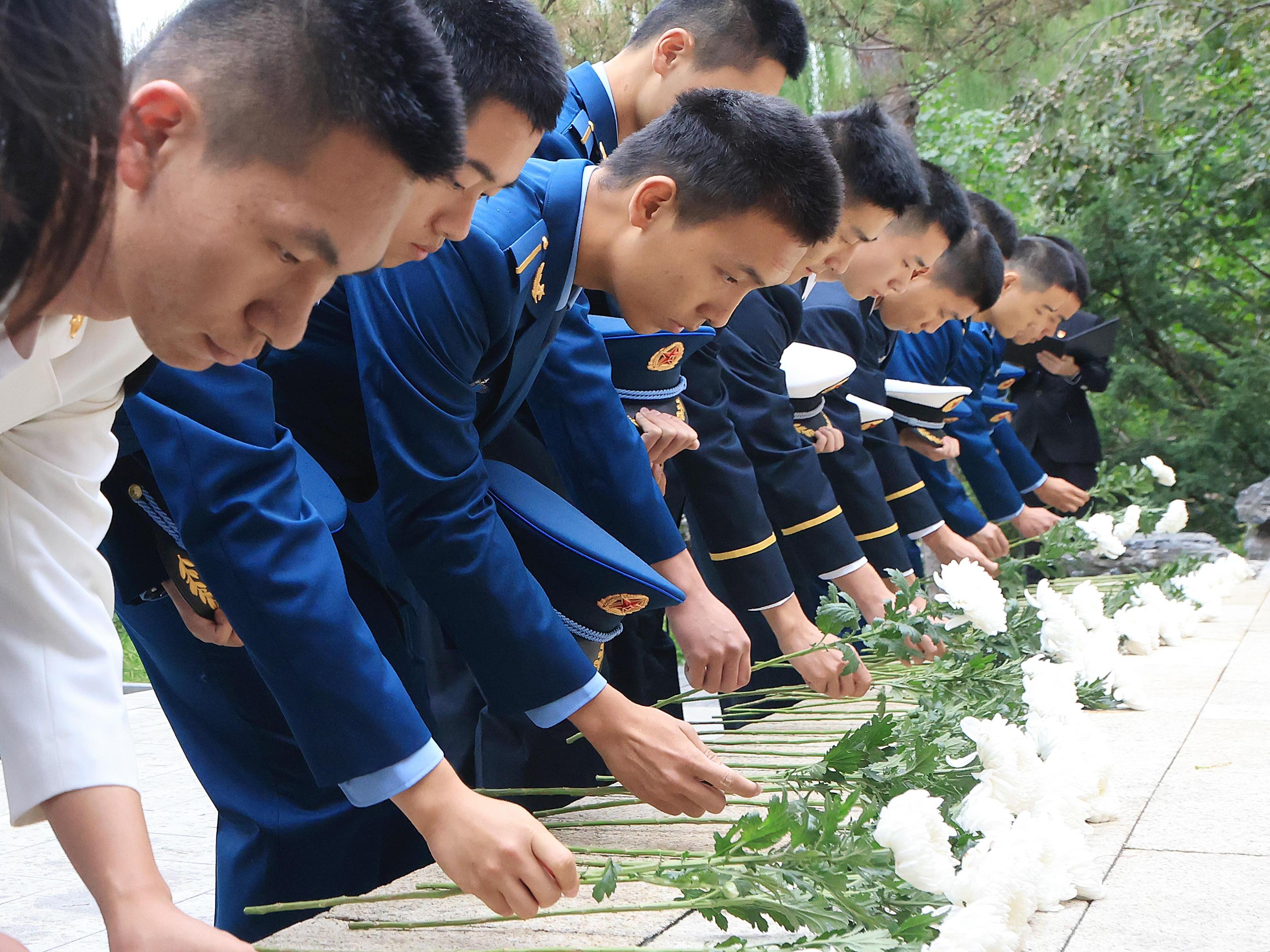 20240930-烈士纪念日w88优德中文版官网祭扫活动举行退伍军人代表献花环节-研工部-照片.jpg