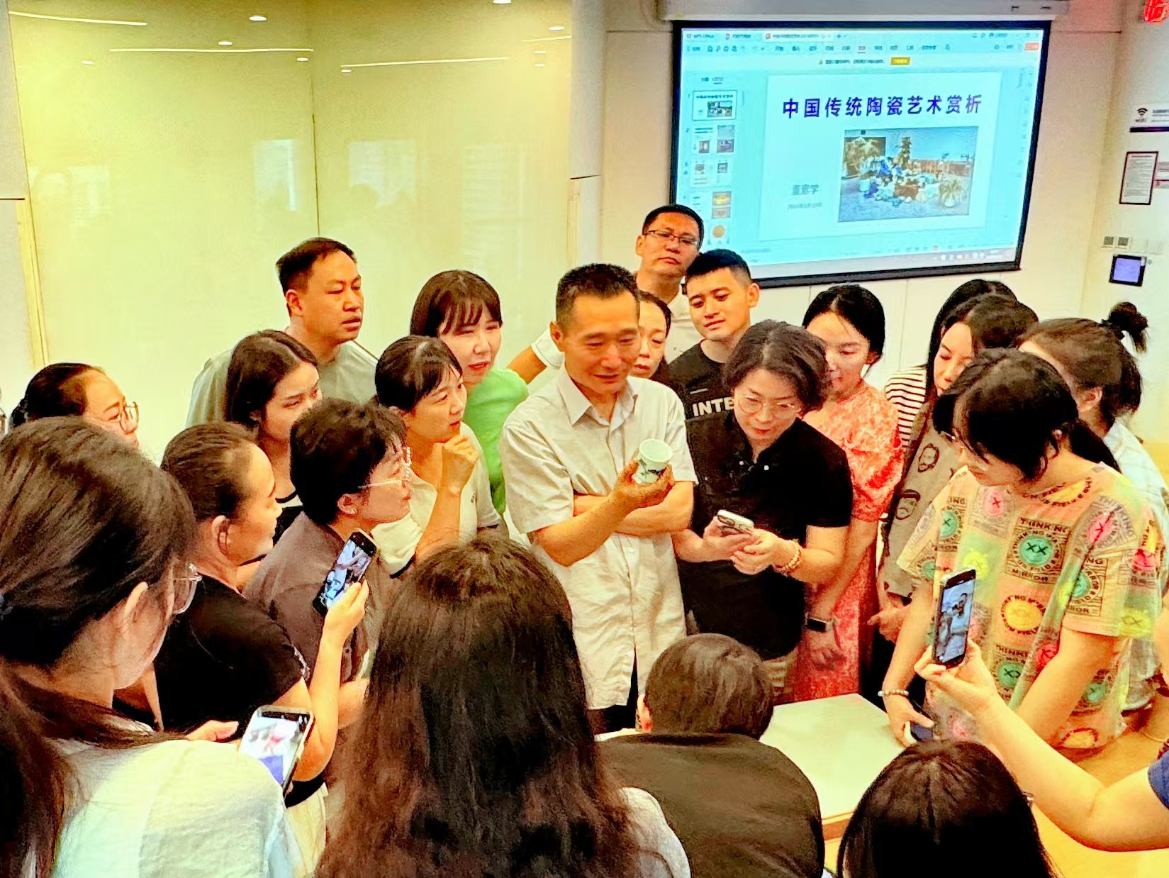 20240819- 清华伟新乡村美术教师培养计划第10举办- w88优德中文版官网美术学院副教授董素学讲授“中国传统陶瓷艺术赏析”-郭薇拍摄.jpg
