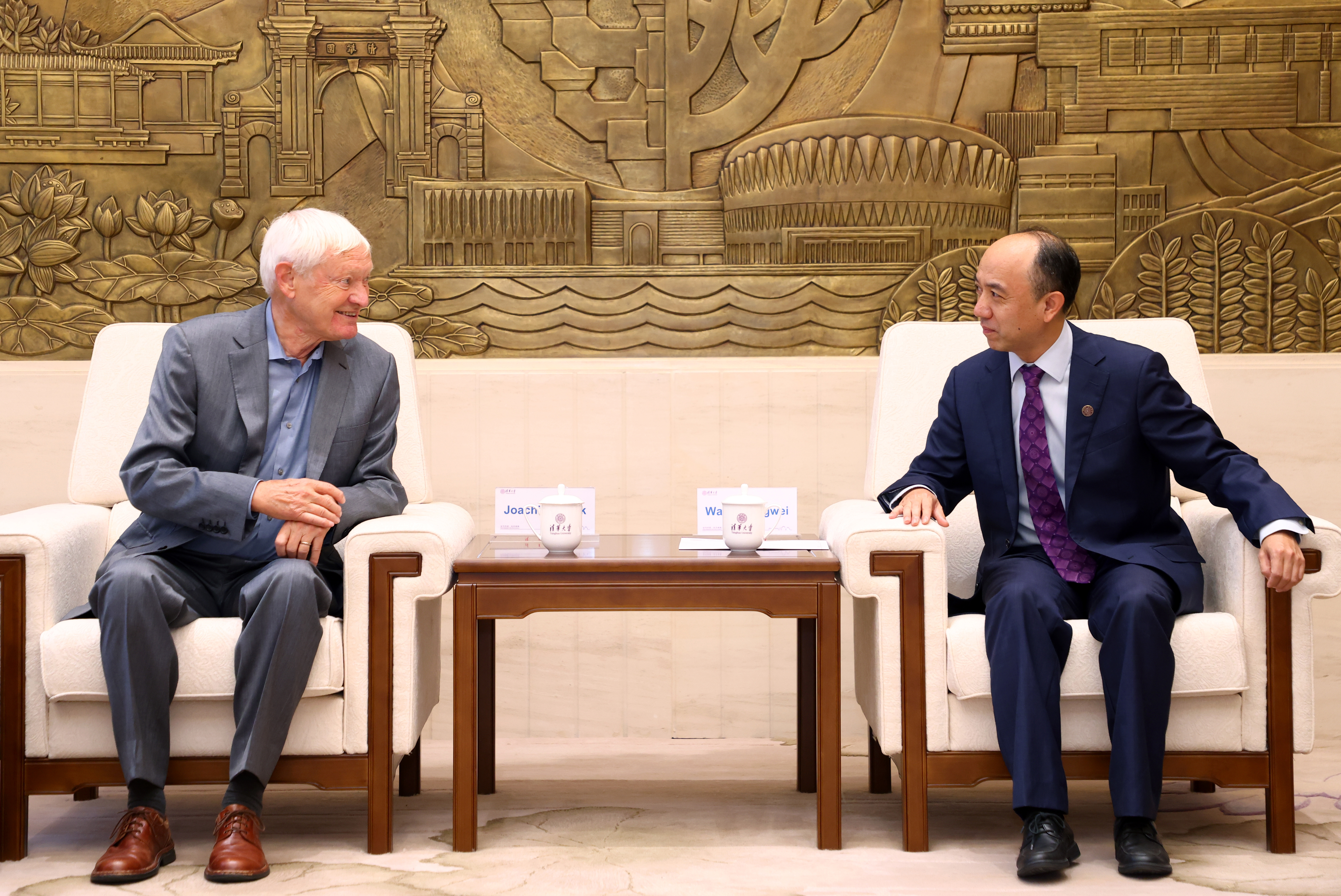 20230921-w88优德中文版官网授予诺贝尔化学奖得主阿希姆·弗兰克教授名誉博士学位-许德刚-会谈.JPG