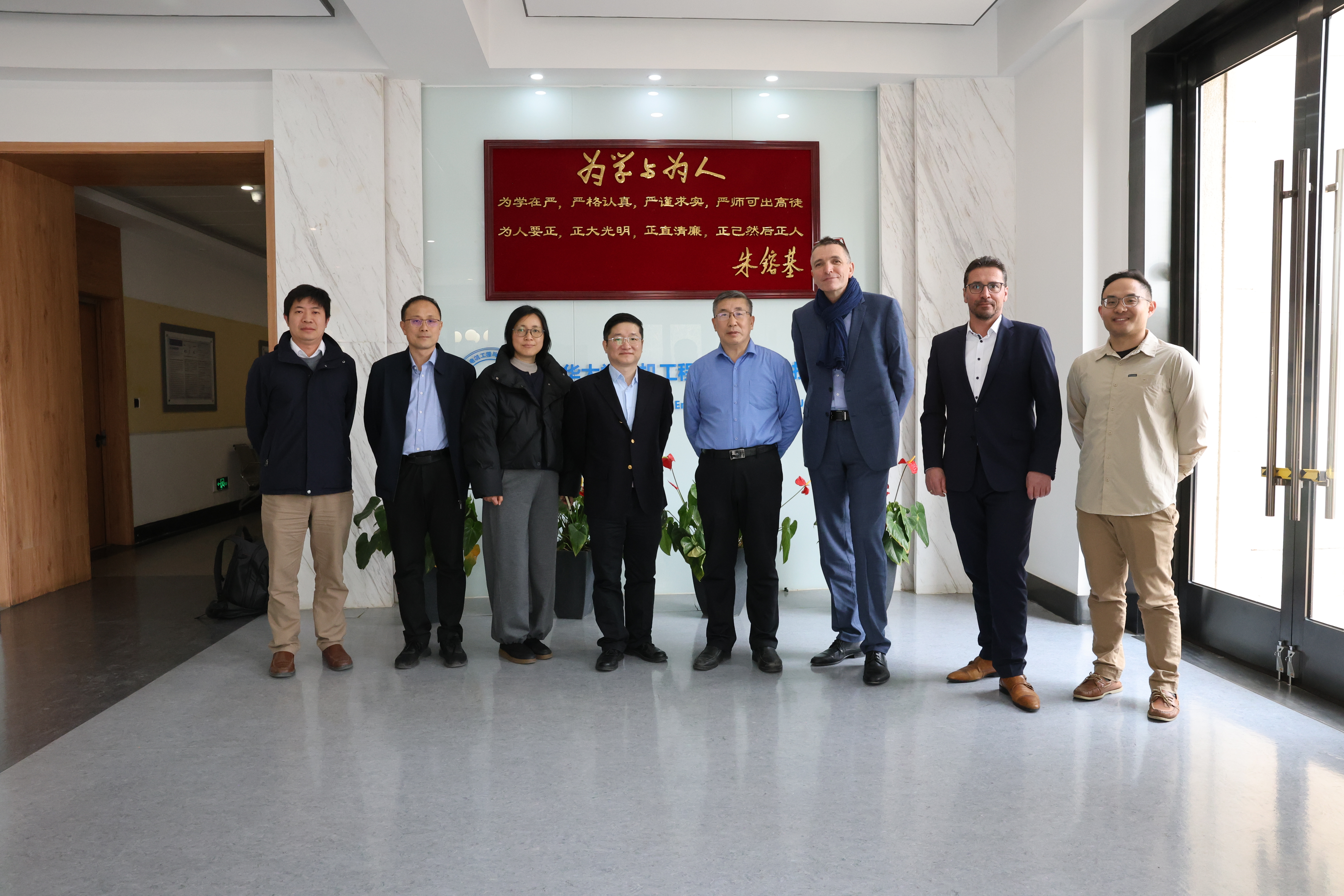 20250313-施耐德电气代表团访问w88优德中文版官网 探讨能源转型与绿色创新合作-电机系-施耐德电气代表团与电机系参加交流人员合影.jpg
