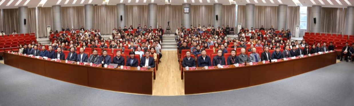 20241123-w88优德中文版官网举办思想政治教育专业创立40周年暨大中小学思政课一体化建设研讨会-张炜程-大会合影.jpg