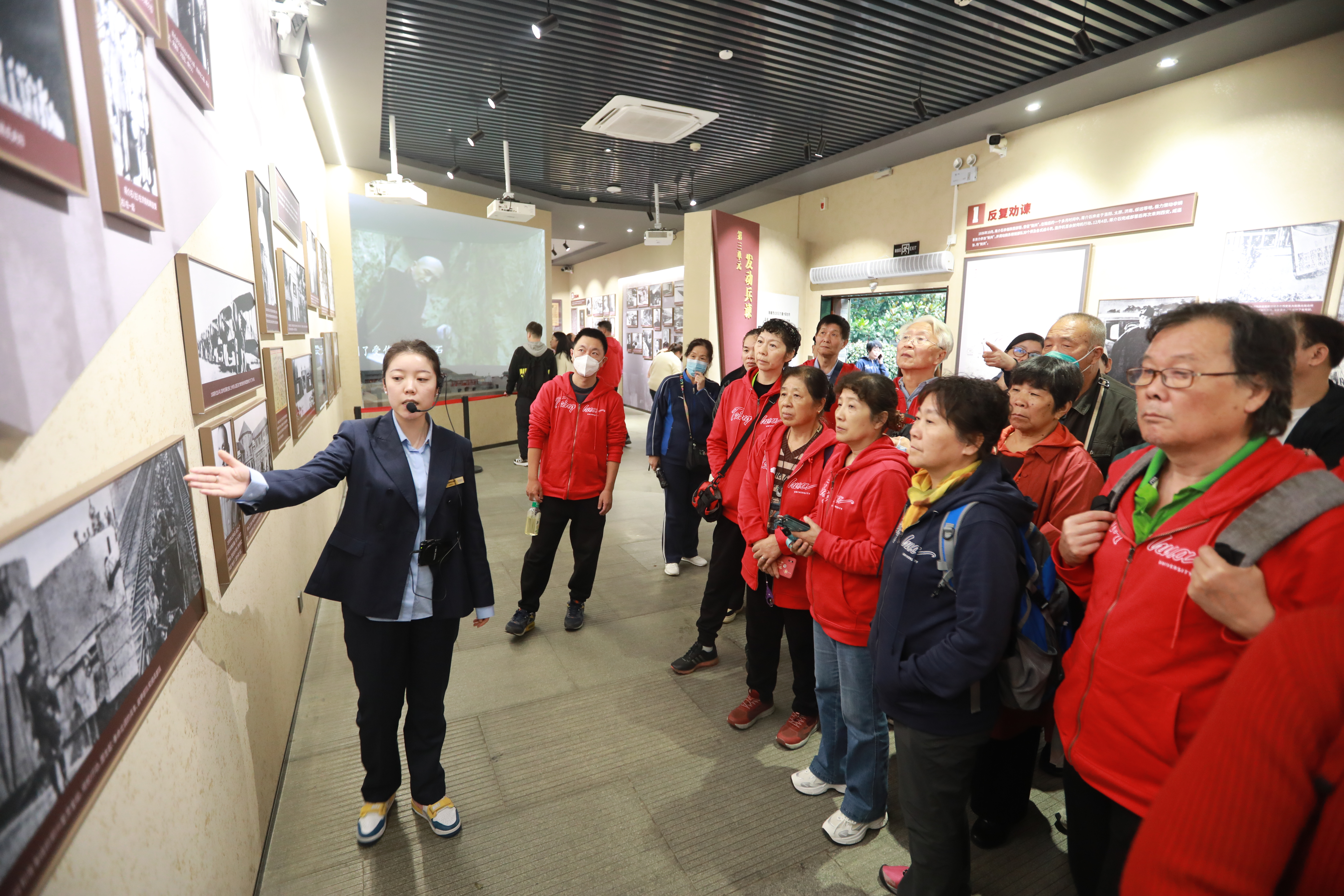 20231017-w88优德中文版官网组织离退休老同志赴延安开展主题实践活动-段鸿杰-参观张学良公馆.JPG