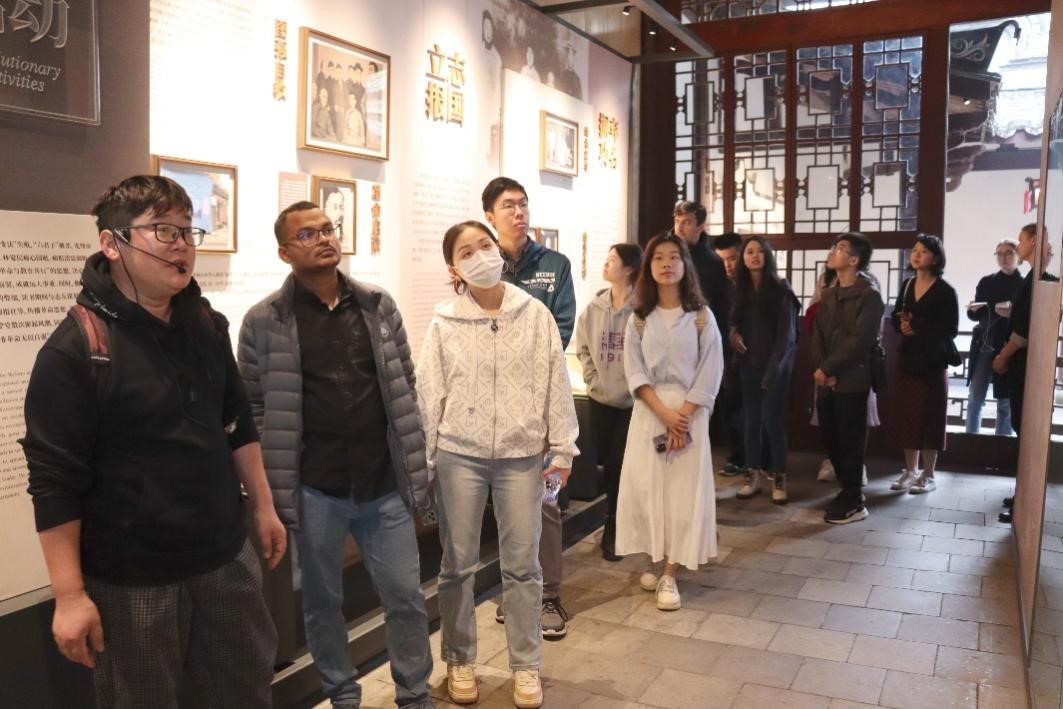 20231124-发现中国智慧,洞察中国发展——2023年w88优德中文版官网“洞察中国”全球胜任力社会实践纪实-“洞察中国”福建实践支队-“洞察中国”福建实践支队参访福州三坊七巷街区.jpg