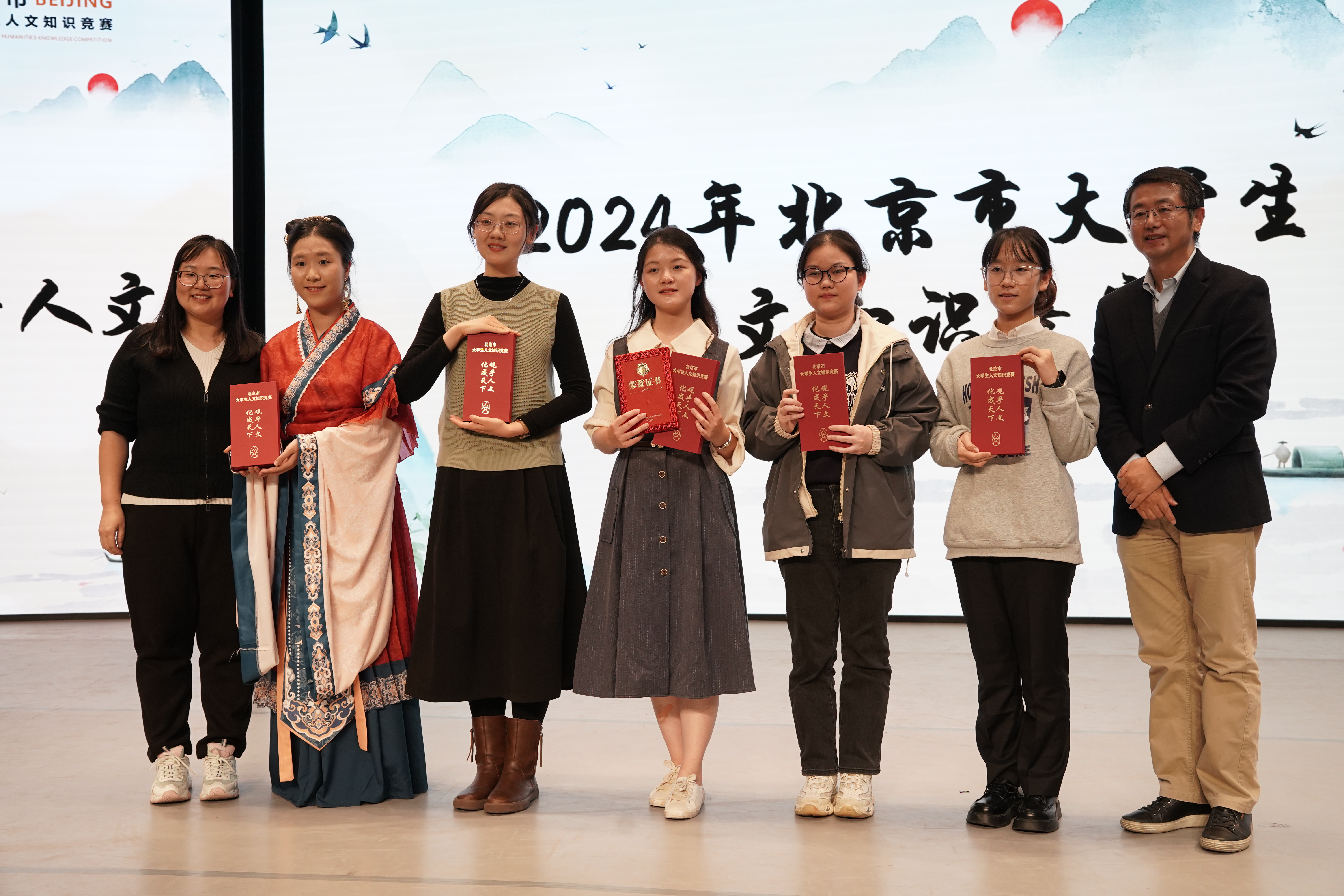 202411109-w88优德中文版官网代表队在2024年北京市大学生人文知识竞赛团队赛中荣获一等奖-刘若琪-合影.jpg