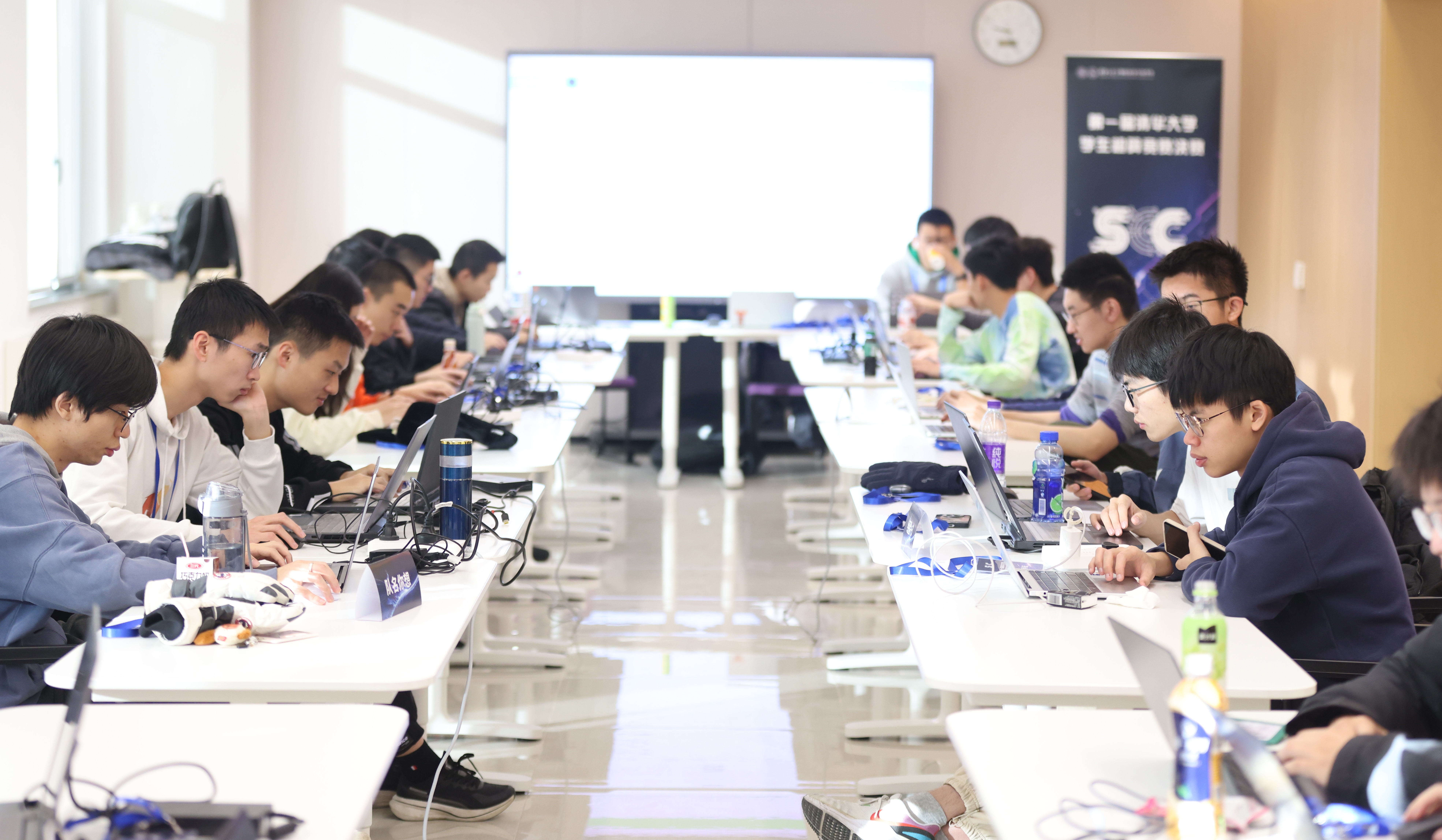 20241224-第一届w88优德中文版官网学生超算竞赛举行-学生-比赛现场.jpg