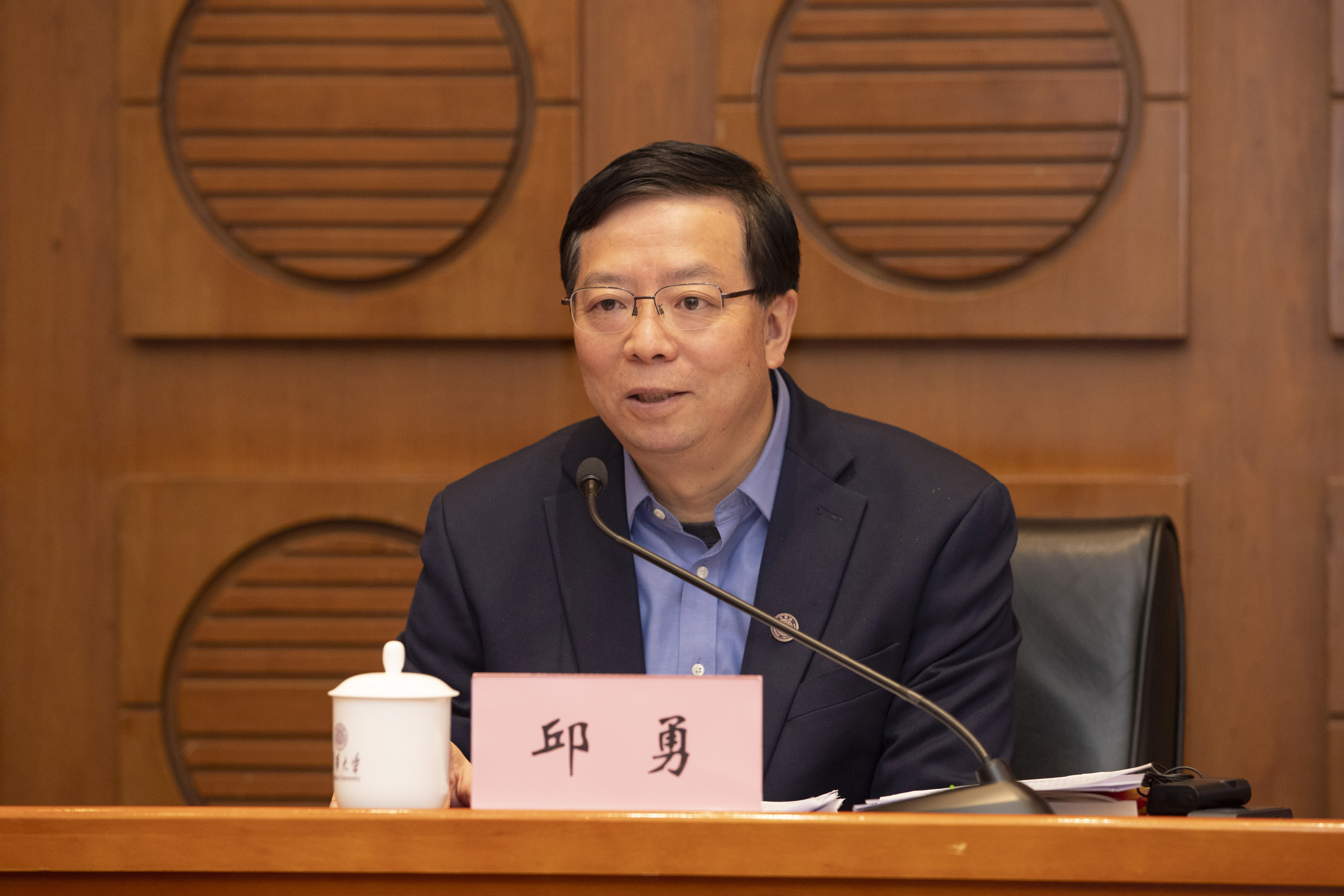 20241211-w88优德中文版官网召开2024年文科工作会议-李派摄-邱勇讲话2.JPG