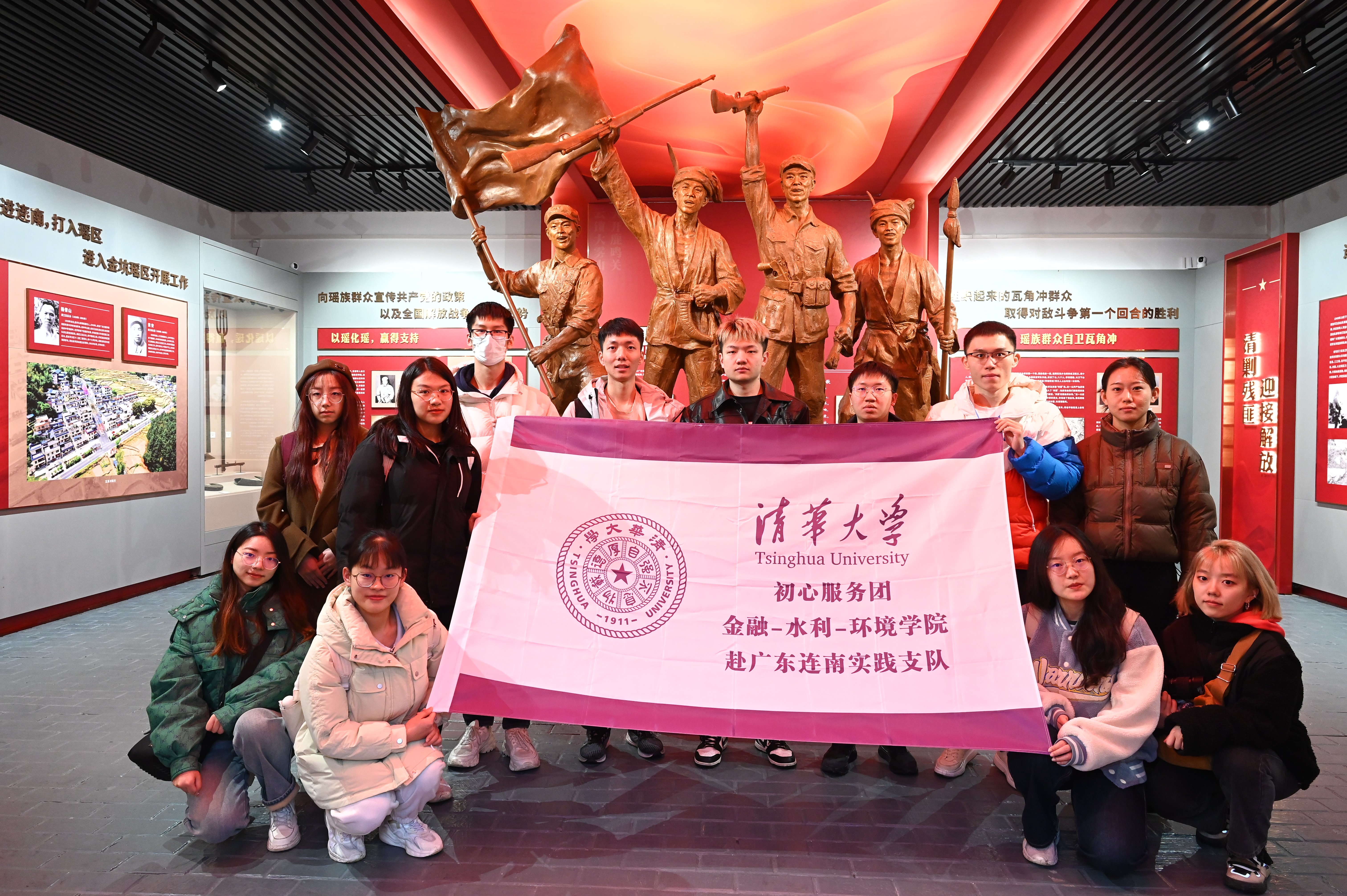 20240301-学思践悟启新程,挺膺担当绘青春——2024 年w88优德中文版官网研究生寒假社会实践总结回顾-“初心服务团”联合金融学院-水利系-环境学院赴广东连南实践支队-支队成员在红军烈士陵园重温入党誓词.jpg